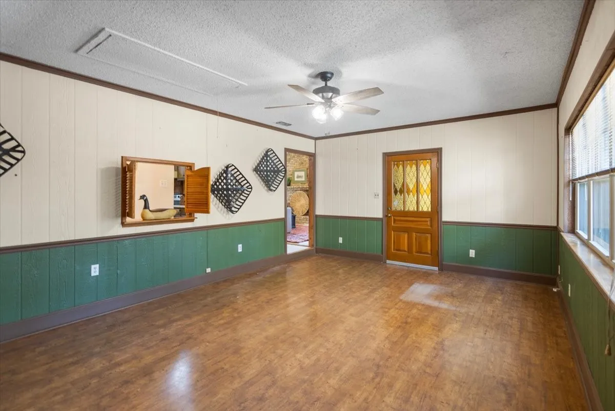 Single Family Residence For Sale in Smith County , 207 Grass Knoll Drive, Hideaway, Texas 75771, 2 Bedroom, 2 Bathroom, Garage spaces, 1,560 Sqft, built in 1973, Preowned, mls#21214766, Real Estate Agent in Hideaway, Homes For Sale in Smith county, Homes For Sale in Hideaway, Realtor in Hideaway Texas, Real Estate Brokerage Independent Realty Texas, Luminita Cordes Realtor
