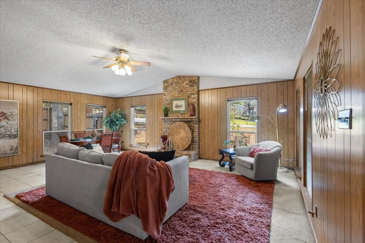 Single Family Residence For Sale in Smith County , 207 Grass Knoll Drive, Hideaway, Texas 75771, 2 Bedroom, 2 Bathroom, Garage spaces, 1,560 Sqft, built in 1973, Preowned, mls#21214766, Real Estate Agent in Hideaway, Homes For Sale in Smith county, Homes For Sale in Hideaway, Realtor in Hideaway Texas, Real Estate Brokerage Independent Realty Texas, Luminita Cordes Realtor