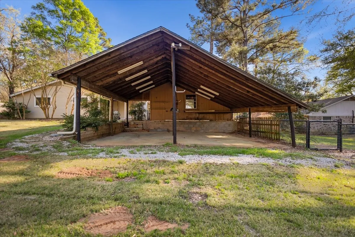 Single Family Residence For Sale in Smith County , 207 Grass Knoll Drive, Hideaway, Texas 75771, 2 Bedroom, 2 Bathroom, Garage spaces, 1,560 Sqft, built in 1973, Preowned, mls#21214766, Real Estate Agent in Hideaway, Homes For Sale in Smith county, Homes For Sale in Hideaway, Realtor in Hideaway Texas, Real Estate Brokerage Independent Realty Texas, Luminita Cordes Realtor