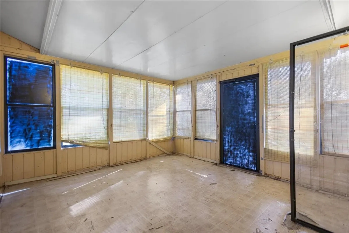 Single Family Residence For Sale in Smith County , 207 Grass Knoll Drive, Hideaway, Texas 75771, 2 Bedroom, 2 Bathroom, Garage spaces, 1,560 Sqft, built in 1973, Preowned, mls#21214766, Real Estate Agent in Hideaway, Homes For Sale in Smith county, Homes For Sale in Hideaway, Realtor in Hideaway Texas, Real Estate Brokerage Independent Realty Texas, Luminita Cordes Realtor