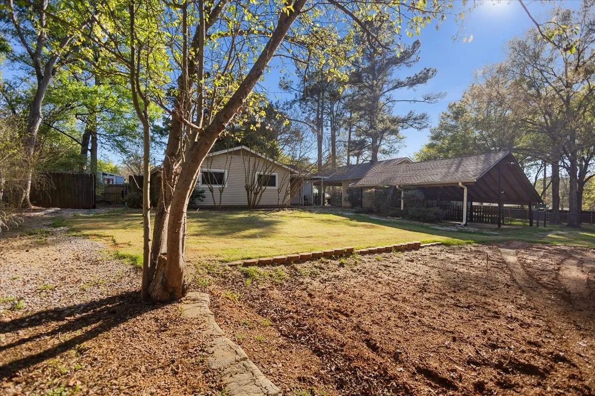 Single Family Residence For Sale in Smith County , 207 Grass Knoll Drive, Hideaway, Texas 75771, 2 Bedroom, 2 Bathroom, Garage spaces, 1,560 Sqft, built in 1973, Preowned, mls#21214766, Real Estate Agent in Hideaway, Homes For Sale in Smith county, Homes For Sale in Hideaway, Realtor in Hideaway Texas, Real Estate Brokerage Independent Realty Texas, Luminita Cordes Realtor