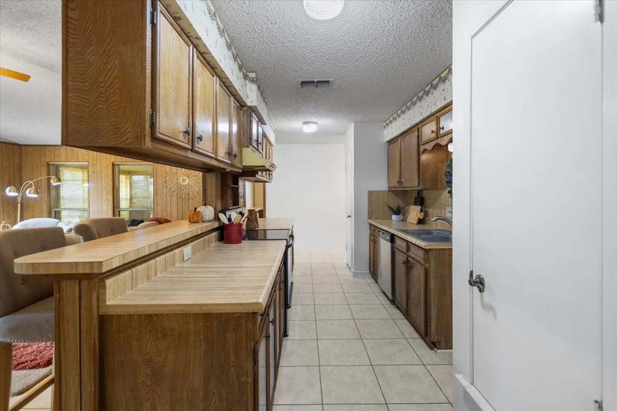 Single Family Residence For Sale in Smith County , 207 Grass Knoll Drive, Hideaway, Texas 75771, 2 Bedroom, 2 Bathroom, Garage spaces, 1,560 Sqft, built in 1973, Preowned, mls#21214766, Real Estate Agent in Hideaway, Homes For Sale in Smith county, Homes For Sale in Hideaway, Realtor in Hideaway Texas, Real Estate Brokerage Independent Realty Texas, Luminita Cordes Realtor