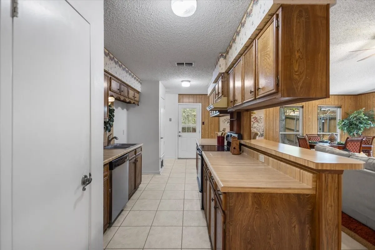 Single Family Residence For Sale in Smith County , 207 Grass Knoll Drive, Hideaway, Texas 75771, 2 Bedroom, 2 Bathroom, Garage spaces, 1,560 Sqft, built in 1973, Preowned, mls#21214766, Real Estate Agent in Hideaway, Homes For Sale in Smith county, Homes For Sale in Hideaway, Realtor in Hideaway Texas, Real Estate Brokerage Independent Realty Texas, Luminita Cordes Realtor