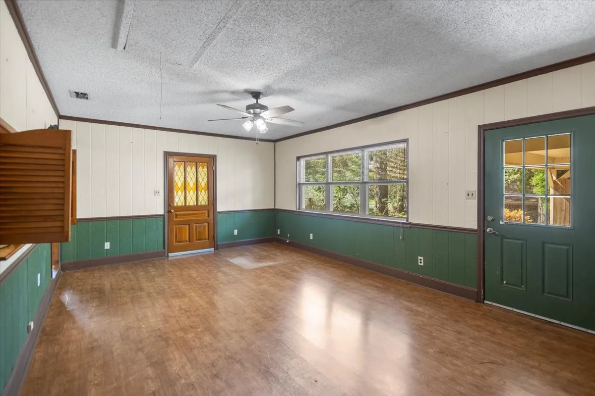 Single Family Residence For Sale in Smith County , 207 Grass Knoll Drive, Hideaway, Texas 75771, 2 Bedroom, 2 Bathroom, Garage spaces, 1,560 Sqft, built in 1973, Preowned, mls#21214766, Real Estate Agent in Hideaway, Homes For Sale in Smith county, Homes For Sale in Hideaway, Realtor in Hideaway Texas, Real Estate Brokerage Independent Realty Texas, Luminita Cordes Realtor