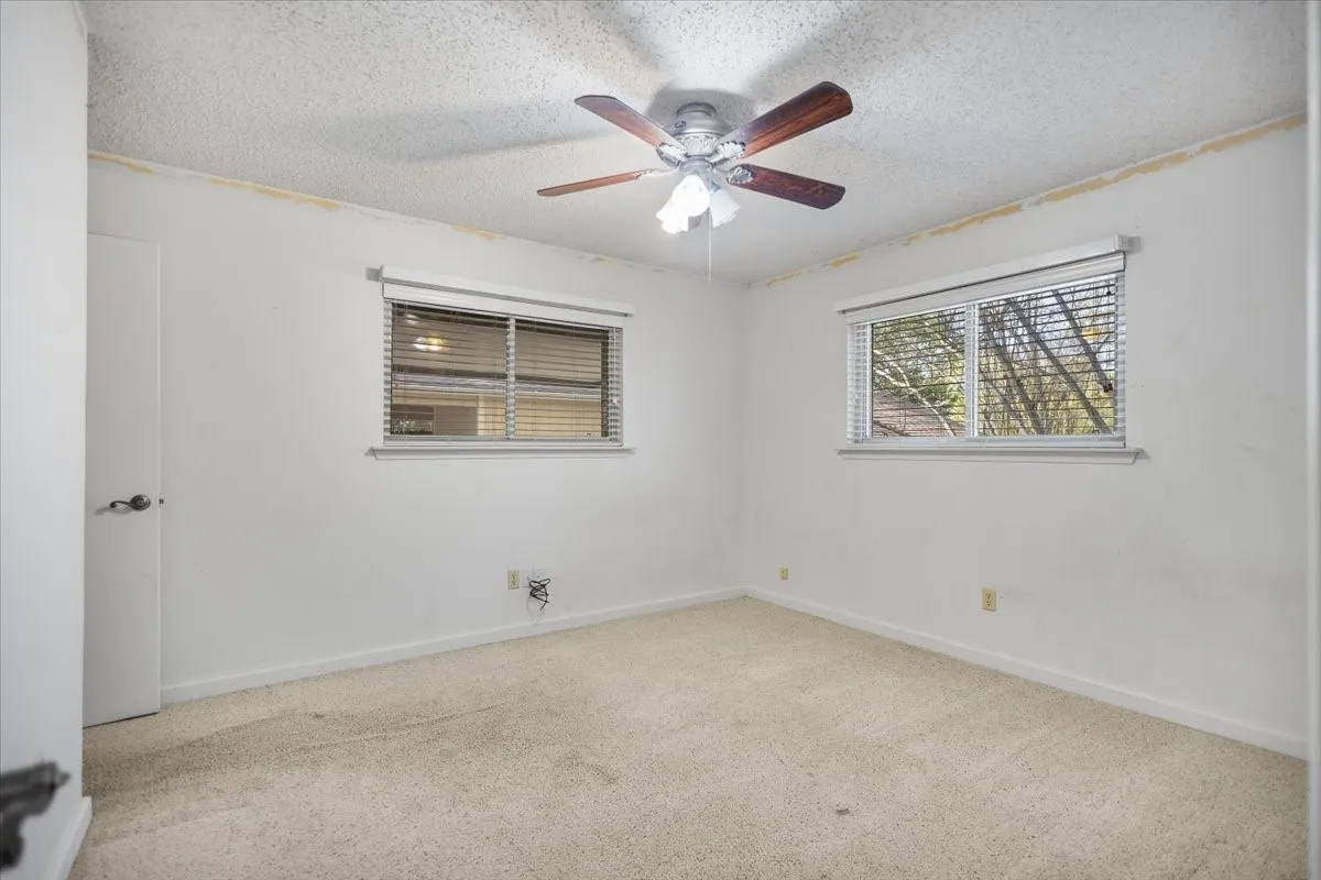 Single Family Residence For Sale in Smith County , 207 Grass Knoll Drive, Hideaway, Texas 75771, 2 Bedroom, 2 Bathroom, Garage spaces, 1,560 Sqft, built in 1973, Preowned, mls#21214766, Real Estate Agent in Hideaway, Homes For Sale in Smith county, Homes For Sale in Hideaway, Realtor in Hideaway Texas, Real Estate Brokerage Independent Realty Texas, Luminita Cordes Realtor