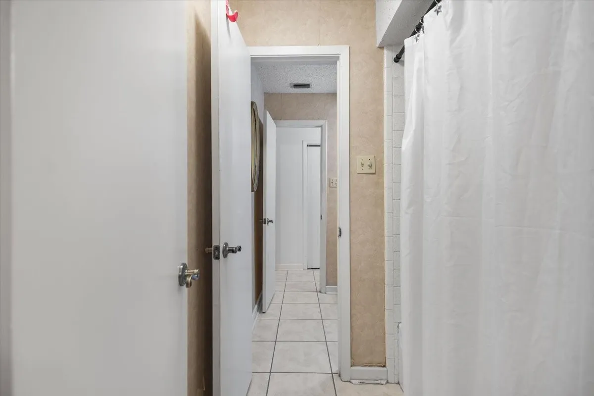 Single Family Residence For Sale in Smith County , 207 Grass Knoll Drive, Hideaway, Texas 75771, 2 Bedroom, 2 Bathroom, Garage spaces, 1,560 Sqft, built in 1973, Preowned, mls#21214766, Real Estate Agent in Hideaway, Homes For Sale in Smith county, Homes For Sale in Hideaway, Realtor in Hideaway Texas, Real Estate Brokerage Independent Realty Texas, Luminita Cordes Realtor