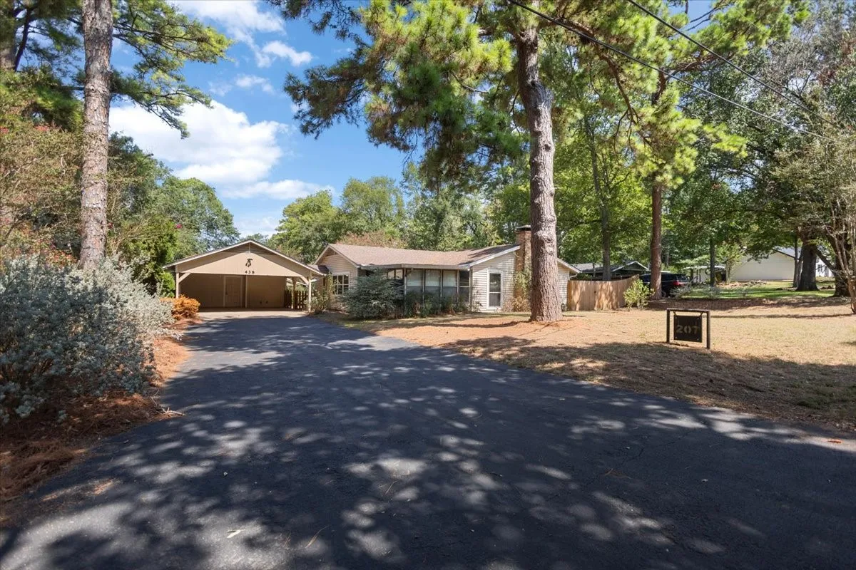 Single Family Residence For Sale in Smith County , 207 Grass Knoll Drive, Hideaway, Texas 75771, 2 Bedroom, 2 Bathroom, Garage spaces, 1,560 Sqft, built in 1973, Preowned, mls#21214766, Real Estate Agent in Hideaway, Homes For Sale in Smith county, Homes For Sale in Hideaway, Realtor in Hideaway Texas, Real Estate Brokerage Independent Realty Texas, Luminita Cordes Realtor