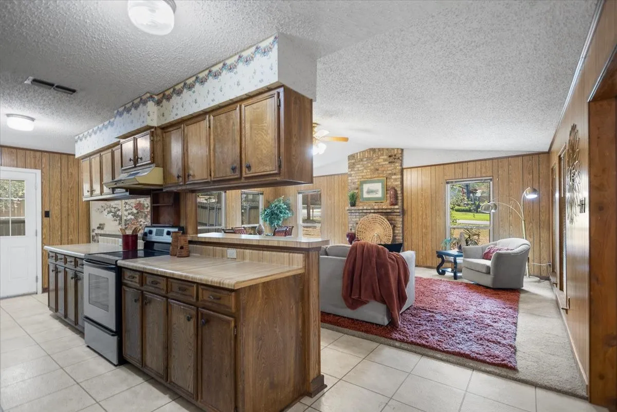 Single Family Residence For Sale in Smith County , 207 Grass Knoll Drive, Hideaway, Texas 75771, 2 Bedroom, 2 Bathroom, Garage spaces, 1,560 Sqft, built in 1973, Preowned, mls#21214766, Real Estate Agent in Hideaway, Homes For Sale in Smith county, Homes For Sale in Hideaway, Realtor in Hideaway Texas, Real Estate Brokerage Independent Realty Texas, Luminita Cordes Realtor