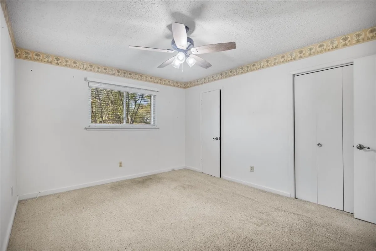 Single Family Residence For Sale in Smith County , 207 Grass Knoll Drive, Hideaway, Texas 75771, 2 Bedroom, 2 Bathroom, Garage spaces, 1,560 Sqft, built in 1973, Preowned, mls#21214766, Real Estate Agent in Hideaway, Homes For Sale in Smith county, Homes For Sale in Hideaway, Realtor in Hideaway Texas, Real Estate Brokerage Independent Realty Texas, Luminita Cordes Realtor
