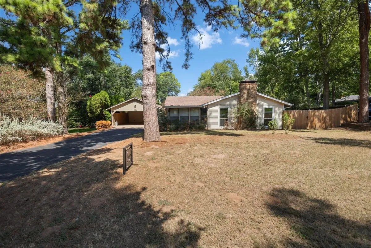 Single Family Residence For Sale in Smith County , 207 Grass Knoll Drive, Hideaway, Texas 75771, 2 Bedroom, 2 Bathroom, Garage spaces, 1,560 Sqft, built in 1973, Preowned, mls#21214766, Real Estate Agent in Hideaway, Homes For Sale in Smith county, Homes For Sale in Hideaway, Realtor in Hideaway Texas, Real Estate Brokerage Independent Realty Texas, Luminita Cordes Realtor