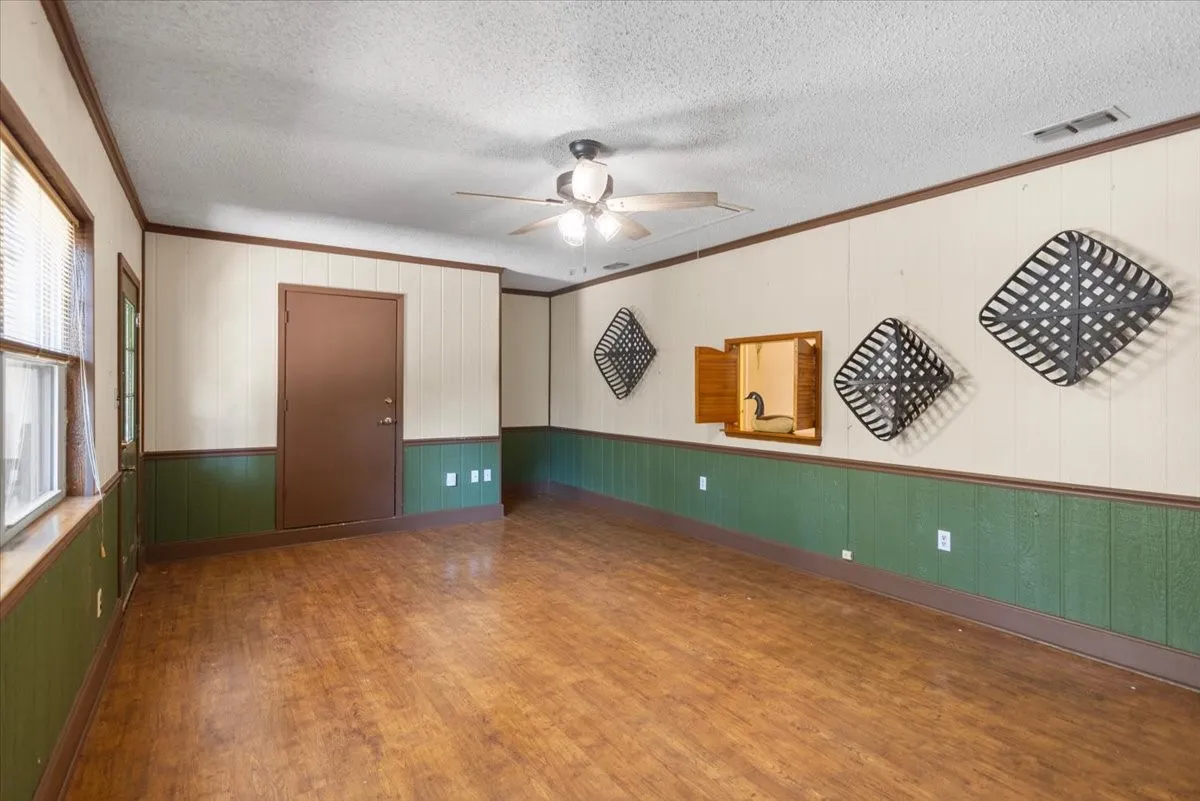 Single Family Residence For Sale in Smith County , 207 Grass Knoll Drive, Hideaway, Texas 75771, 2 Bedroom, 2 Bathroom, Garage spaces, 1,560 Sqft, built in 1973, Preowned, mls#21214766, Real Estate Agent in Hideaway, Homes For Sale in Smith county, Homes For Sale in Hideaway, Realtor in Hideaway Texas, Real Estate Brokerage Independent Realty Texas, Luminita Cordes Realtor