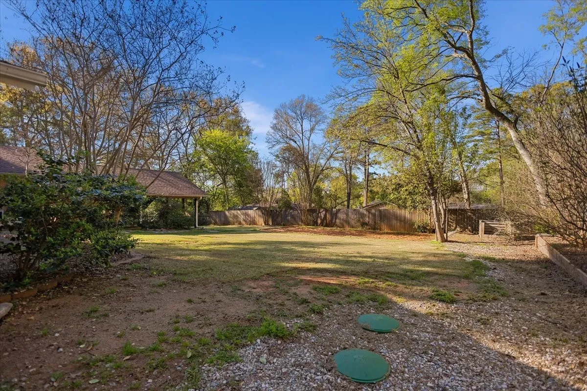 Single Family Residence For Sale in Smith County , 207 Grass Knoll Drive, Hideaway, Texas 75771, 2 Bedroom, 2 Bathroom, Garage spaces, 1,560 Sqft, built in 1973, Preowned, mls#21214766, Real Estate Agent in Hideaway, Homes For Sale in Smith county, Homes For Sale in Hideaway, Realtor in Hideaway Texas, Real Estate Brokerage Independent Realty Texas, Luminita Cordes Realtor