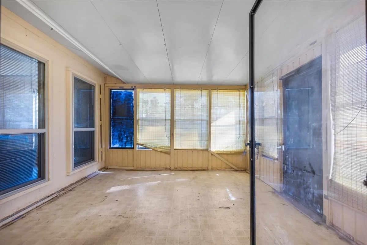 Single Family Residence For Sale in Smith County , 207 Grass Knoll Drive, Hideaway, Texas 75771, 2 Bedroom, 2 Bathroom, Garage spaces, 1,560 Sqft, built in 1973, Preowned, mls#21214766, Real Estate Agent in Hideaway, Homes For Sale in Smith county, Homes For Sale in Hideaway, Realtor in Hideaway Texas, Real Estate Brokerage Independent Realty Texas, Luminita Cordes Realtor