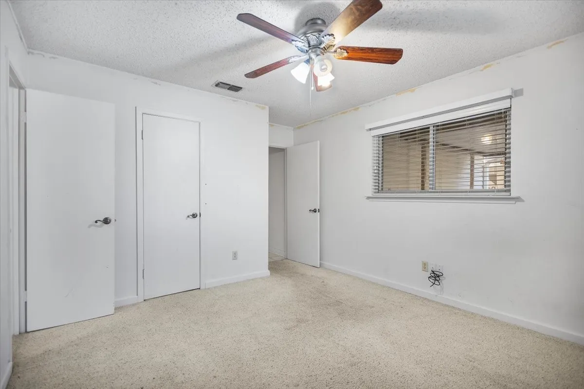 Single Family Residence For Sale in Smith County , 207 Grass Knoll Drive, Hideaway, Texas 75771, 2 Bedroom, 2 Bathroom, Garage spaces, 1,560 Sqft, built in 1973, Preowned, mls#21214766, Real Estate Agent in Hideaway, Homes For Sale in Smith county, Homes For Sale in Hideaway, Realtor in Hideaway Texas, Real Estate Brokerage Independent Realty Texas, Luminita Cordes Realtor