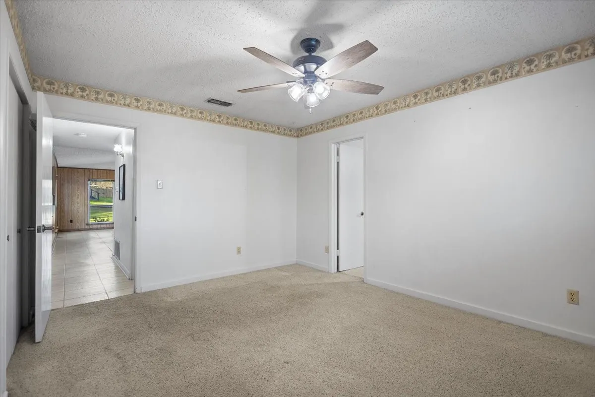 Single Family Residence For Sale in Smith County , 207 Grass Knoll Drive, Hideaway, Texas 75771, 2 Bedroom, 2 Bathroom, Garage spaces, 1,560 Sqft, built in 1973, Preowned, mls#21214766, Real Estate Agent in Hideaway, Homes For Sale in Smith county, Homes For Sale in Hideaway, Realtor in Hideaway Texas, Real Estate Brokerage Independent Realty Texas, Luminita Cordes Realtor