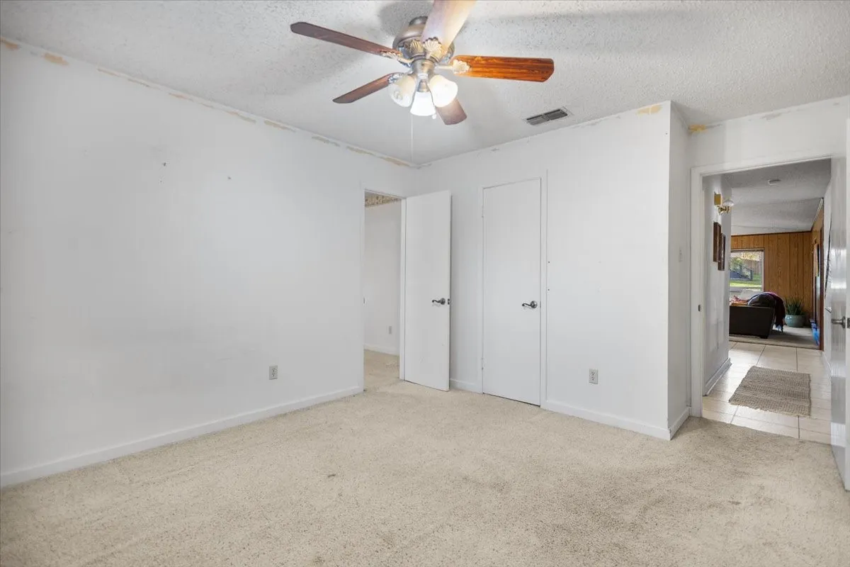 Single Family Residence For Sale in Smith County , 207 Grass Knoll Drive, Hideaway, Texas 75771, 2 Bedroom, 2 Bathroom, Garage spaces, 1,560 Sqft, built in 1973, Preowned, mls#21214766, Real Estate Agent in Hideaway, Homes For Sale in Smith county, Homes For Sale in Hideaway, Realtor in Hideaway Texas, Real Estate Brokerage Independent Realty Texas, Luminita Cordes Realtor