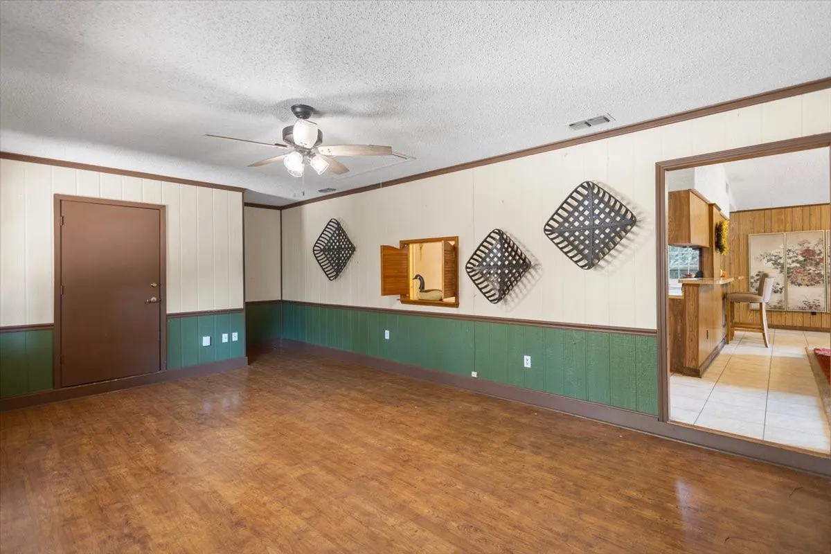 Single Family Residence For Sale in Smith County , 207 Grass Knoll Drive, Hideaway, Texas 75771, 2 Bedroom, 2 Bathroom, Garage spaces, 1,560 Sqft, built in 1973, Preowned, mls#21214766, Real Estate Agent in Hideaway, Homes For Sale in Smith county, Homes For Sale in Hideaway, Realtor in Hideaway Texas, Real Estate Brokerage Independent Realty Texas, Luminita Cordes Realtor