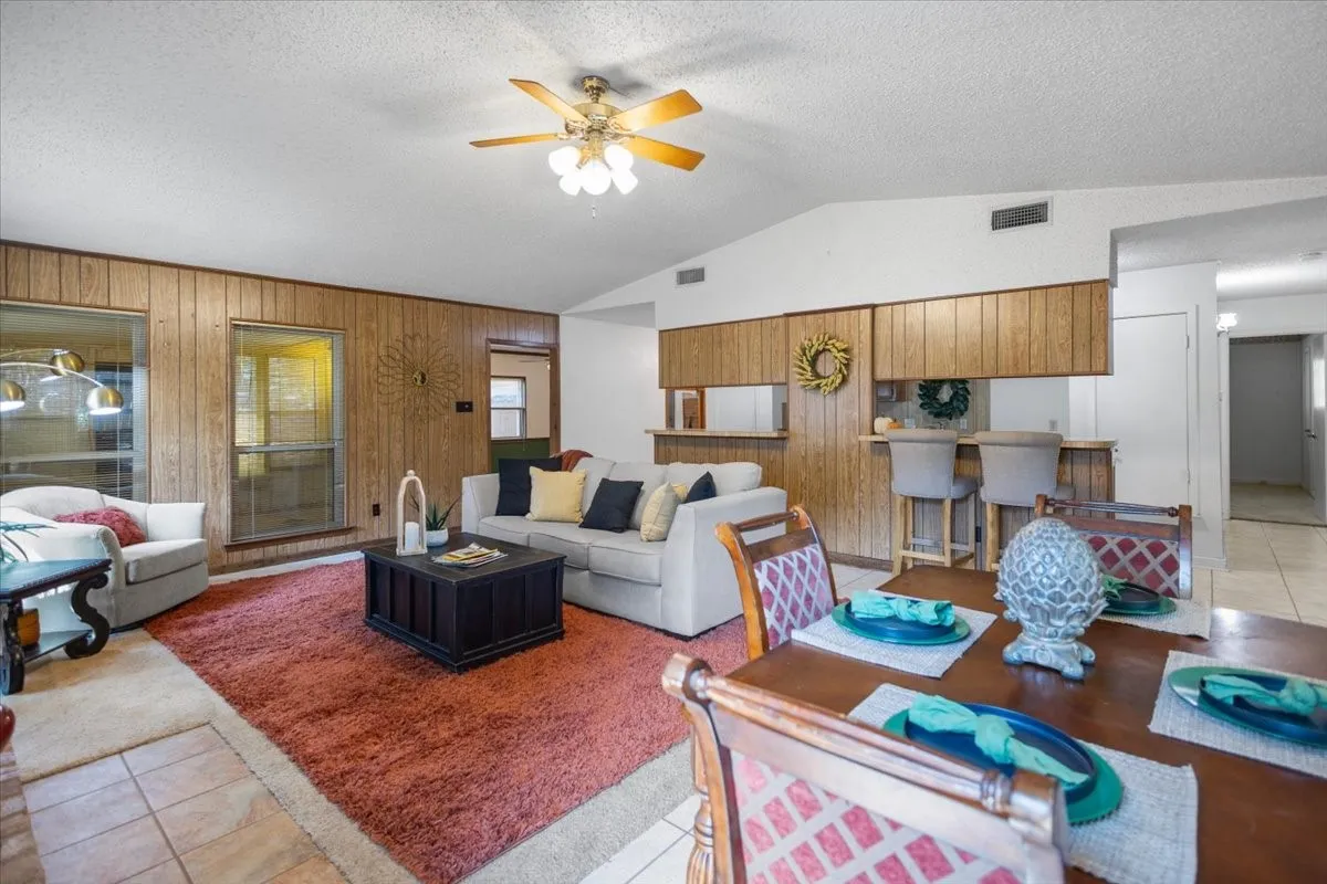 Single Family Residence For Sale in Smith County , 207 Grass Knoll Drive, Hideaway, Texas 75771, 2 Bedroom, 2 Bathroom, Garage spaces, 1,560 Sqft, built in 1973, Preowned, mls#21214766, Real Estate Agent in Hideaway, Homes For Sale in Smith county, Homes For Sale in Hideaway, Realtor in Hideaway Texas, Real Estate Brokerage Independent Realty Texas, Luminita Cordes Realtor