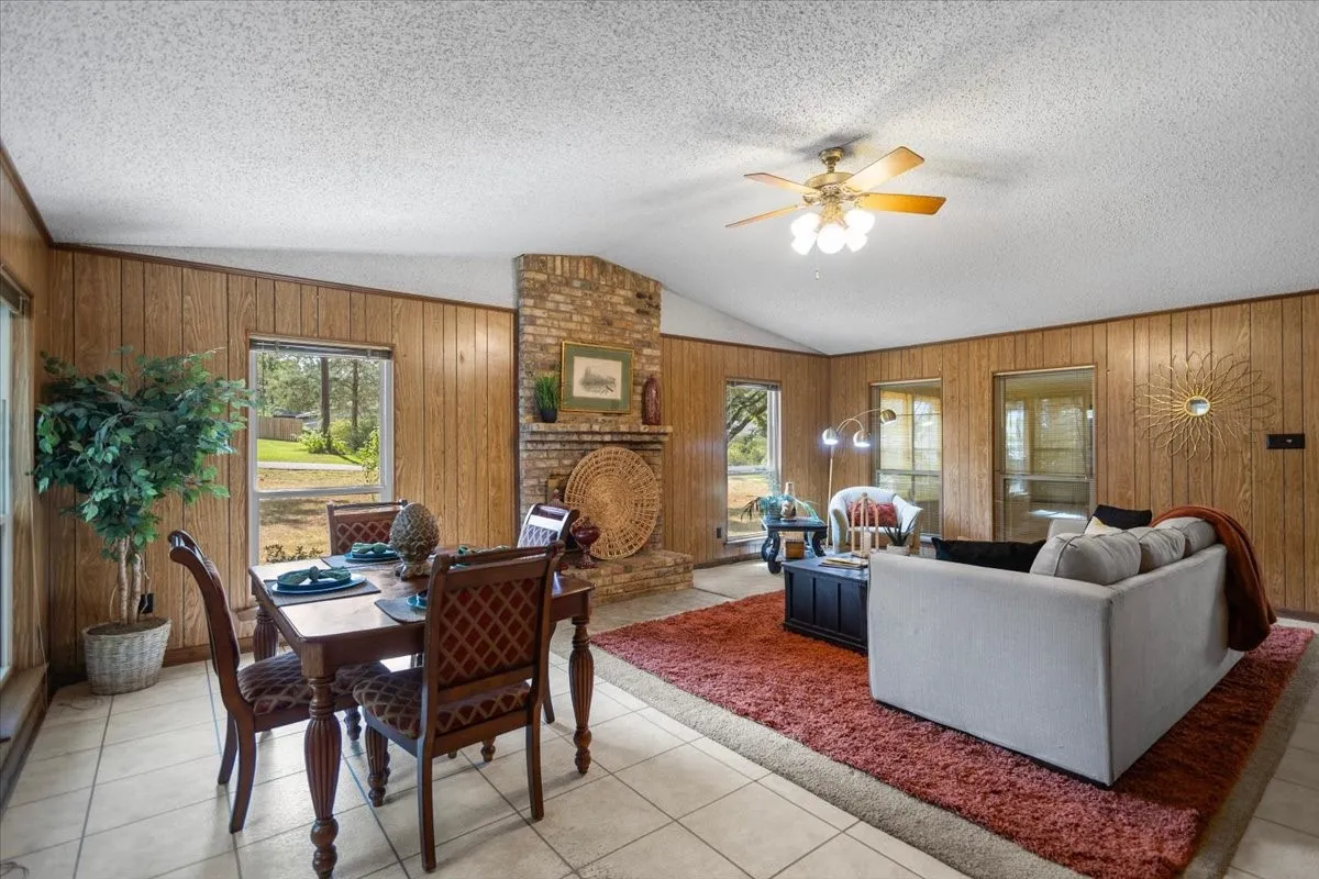 Single Family Residence For Sale in Smith County , 207 Grass Knoll Drive, Hideaway, Texas 75771, 2 Bedroom, 2 Bathroom, Garage spaces, 1,560 Sqft, built in 1973, Preowned, mls#21214766, Real Estate Agent in Hideaway, Homes For Sale in Smith county, Homes For Sale in Hideaway, Realtor in Hideaway Texas, Real Estate Brokerage Independent Realty Texas, Luminita Cordes Realtor