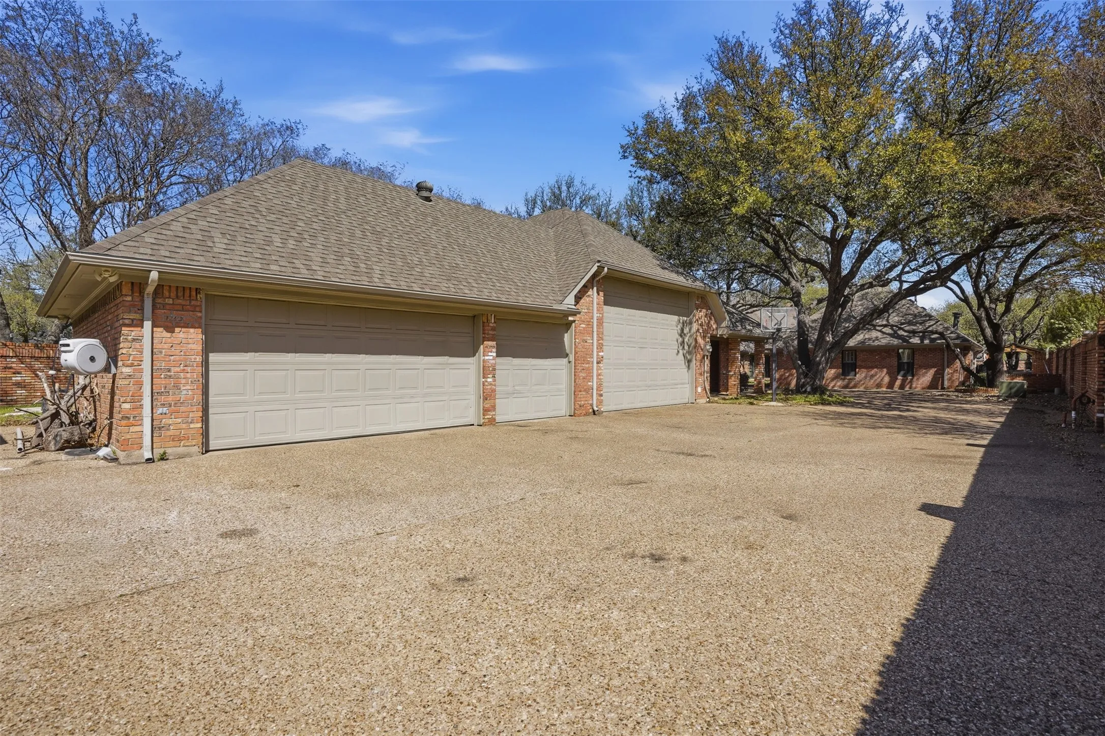 Single Family Residence For Sale in Johnson County , 1005 Hemphill Drive, Cleburne, Texas 76033, 5 Bedroom, 4 Bathroom, 5 Garage spaces, 4,903 Sqft, built in 1985, Preowned, mls#21214636, Real Estate Agent in Cleburne, Homes For Sale in Johnson county, Homes For Sale in Cleburne, Realtor in Cleburne Texas, Real Estate Brokerage Independent Realty Texas, Luminita Cordes Realtor