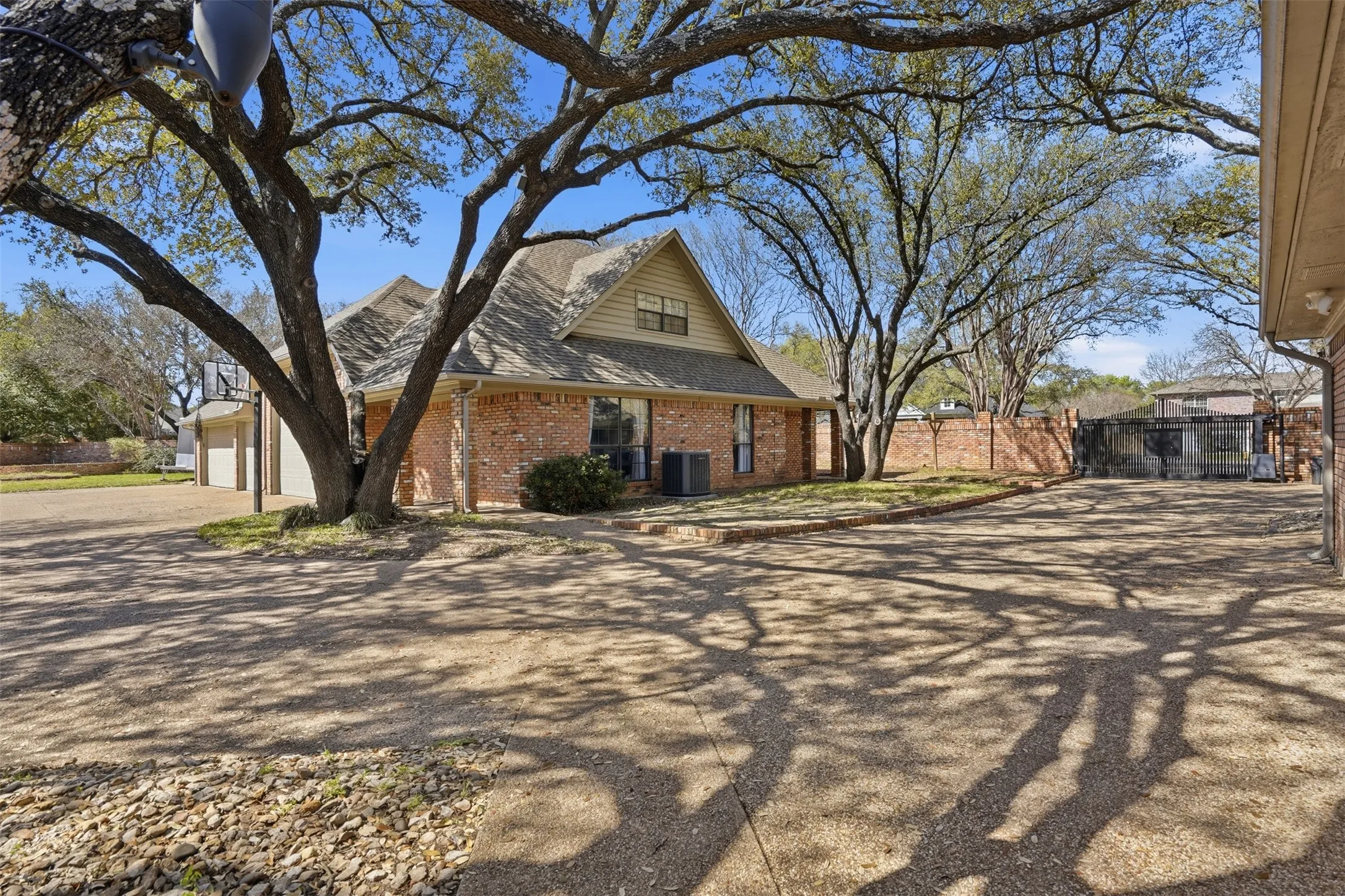Single Family Residence For Sale in Johnson County , 1005 Hemphill Drive, Cleburne, Texas 76033, 5 Bedroom, 4 Bathroom, 5 Garage spaces, 4,903 Sqft, built in 1985, Preowned, mls#21214636, Real Estate Agent in Cleburne, Homes For Sale in Johnson county, Homes For Sale in Cleburne, Realtor in Cleburne Texas, Real Estate Brokerage Independent Realty Texas, Luminita Cordes Realtor