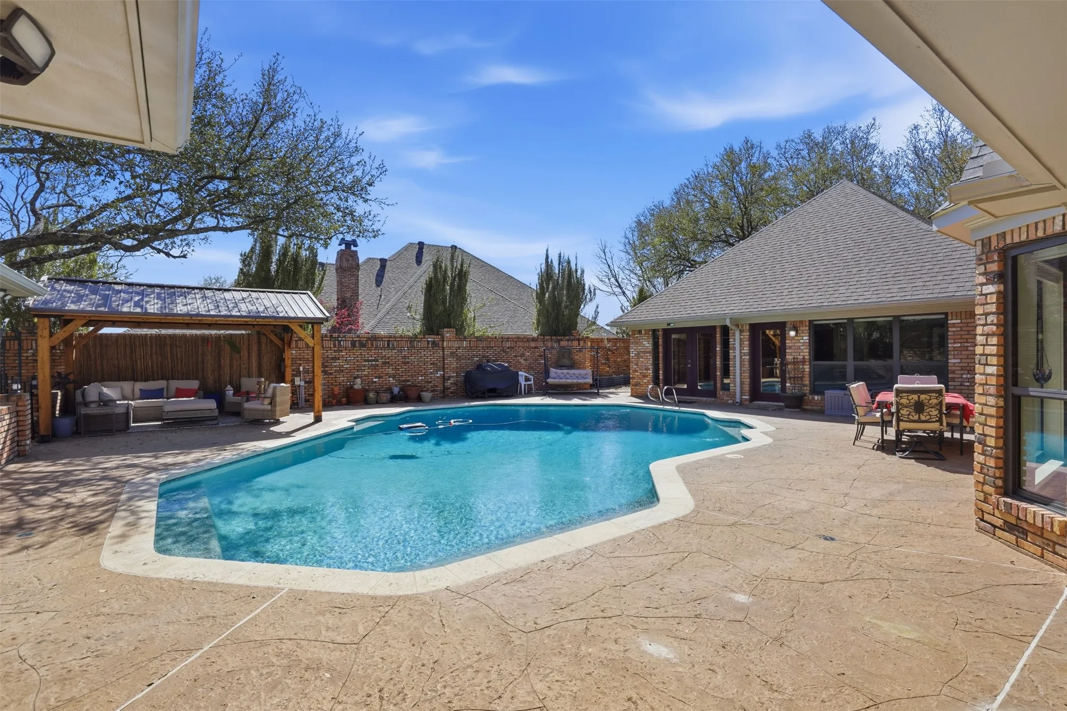 Single Family Residence For Sale in Johnson County , 1005 Hemphill Drive, Cleburne, Texas 76033, 5 Bedroom, 4 Bathroom, 5 Garage spaces, 4,903 Sqft, built in 1985, Preowned, mls#21214636, Real Estate Agent in Cleburne, Homes For Sale in Johnson county, Homes For Sale in Cleburne, Realtor in Cleburne Texas, Real Estate Brokerage Independent Realty Texas, Luminita Cordes Realtor