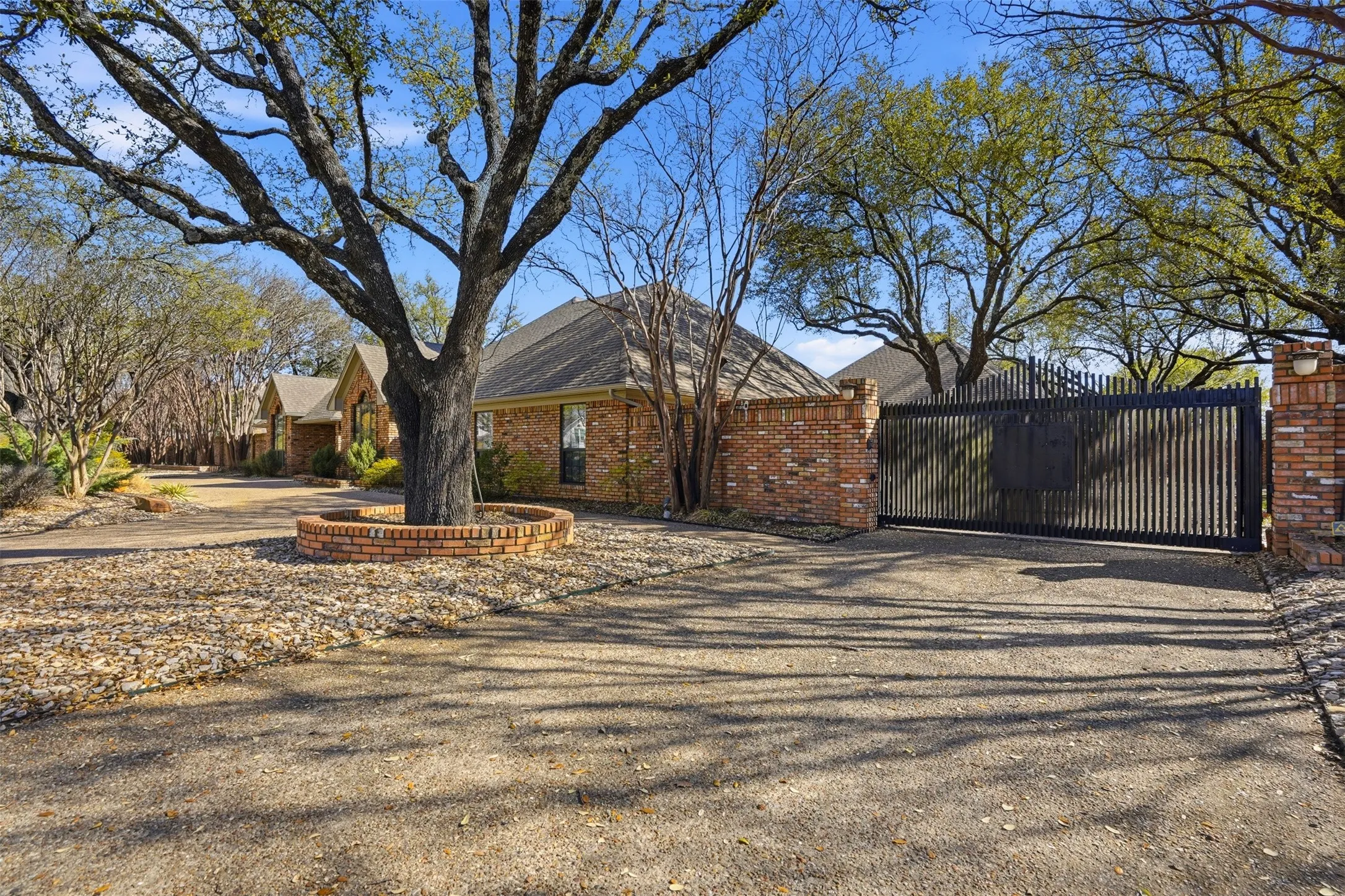 Single Family Residence For Sale in Johnson County , 1005 Hemphill Drive, Cleburne, Texas 76033, 5 Bedroom, 4 Bathroom, 5 Garage spaces, 4,903 Sqft, built in 1985, Preowned, mls#21214636, Real Estate Agent in Cleburne, Homes For Sale in Johnson county, Homes For Sale in Cleburne, Realtor in Cleburne Texas, Real Estate Brokerage Independent Realty Texas, Luminita Cordes Realtor