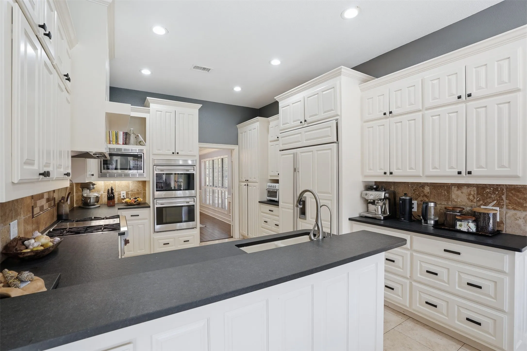 Single Family Residence For Sale in Johnson County , 1005 Hemphill Drive, Cleburne, Texas 76033, 5 Bedroom, 4 Bathroom, 5 Garage spaces, 4,903 Sqft, built in 1985, Preowned, mls#21214636, Real Estate Agent in Cleburne, Homes For Sale in Johnson county, Homes For Sale in Cleburne, Realtor in Cleburne Texas, Real Estate Brokerage Independent Realty Texas, Luminita Cordes Realtor