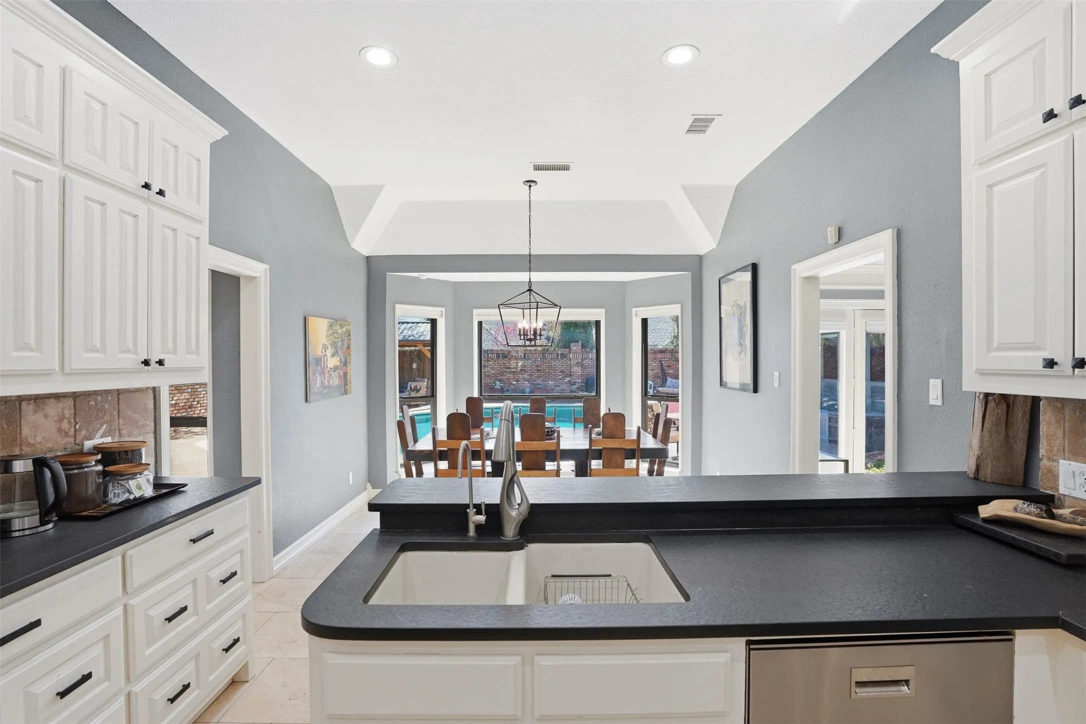 Single Family Residence For Sale in Johnson County , 1005 Hemphill Drive, Cleburne, Texas 76033, 5 Bedroom, 4 Bathroom, 5 Garage spaces, 4,903 Sqft, built in 1985, Preowned, mls#21214636, Real Estate Agent in Cleburne, Homes For Sale in Johnson county, Homes For Sale in Cleburne, Realtor in Cleburne Texas, Real Estate Brokerage Independent Realty Texas, Luminita Cordes Realtor