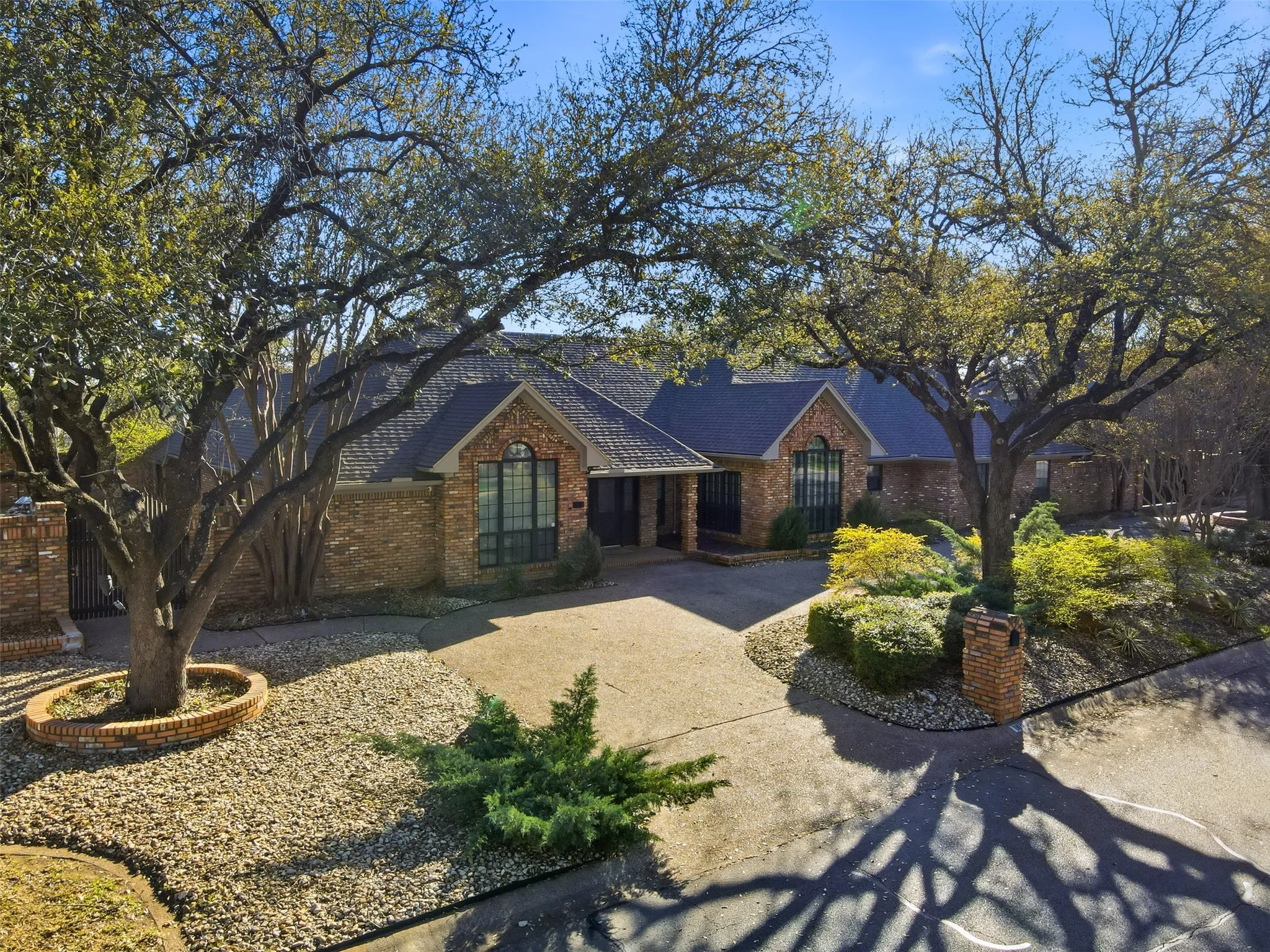 Single Family Residence For Sale in Johnson County , 1005 Hemphill Drive, Cleburne, Texas 76033, 5 Bedroom, 4 Bathroom, 5 Garage spaces, 4,903 Sqft, built in 1985, Preowned, mls#21214636, Real Estate Agent in Cleburne, Homes For Sale in Johnson county, Homes For Sale in Cleburne, Realtor in Cleburne Texas, Real Estate Brokerage Independent Realty Texas, Luminita Cordes Realtor