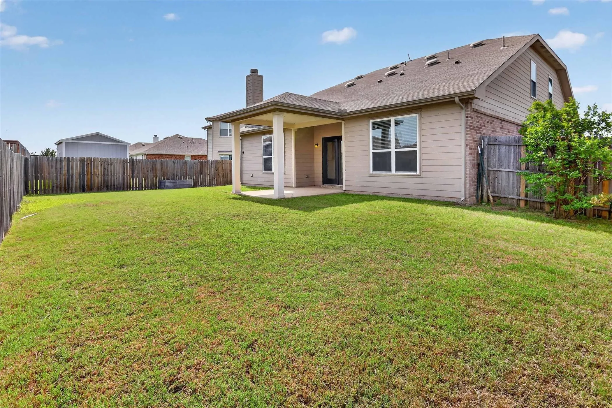 Single Family Residence For Sale in Denton County , 1627 Kawati Way, Krum, Texas 76249, 3 Bedroom, 3 Bathroom, 2 Garage spaces, 2,569 Sqft, built in 2013, Preowned, mls#21210625, Real Estate Agent in Krum, Homes For Sale in Denton county, Homes For Sale in Krum, Realtor in Krum Texas, Real Estate Brokerage Independent Realty Texas, Luminita Cordes Realtor
