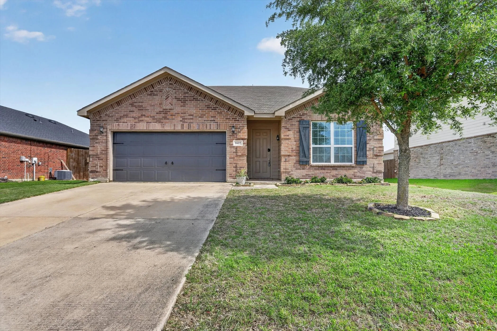 Single Family Residence For Sale in Denton County , 1627 Kawati Way, Krum, Texas 76249, 3 Bedroom, 3 Bathroom, 2 Garage spaces, 2,569 Sqft, built in 2013, Preowned, mls#21210625, Real Estate Agent in Krum, Homes For Sale in Denton county, Homes For Sale in Krum, Realtor in Krum Texas, Real Estate Brokerage Independent Realty Texas, Luminita Cordes Realtor