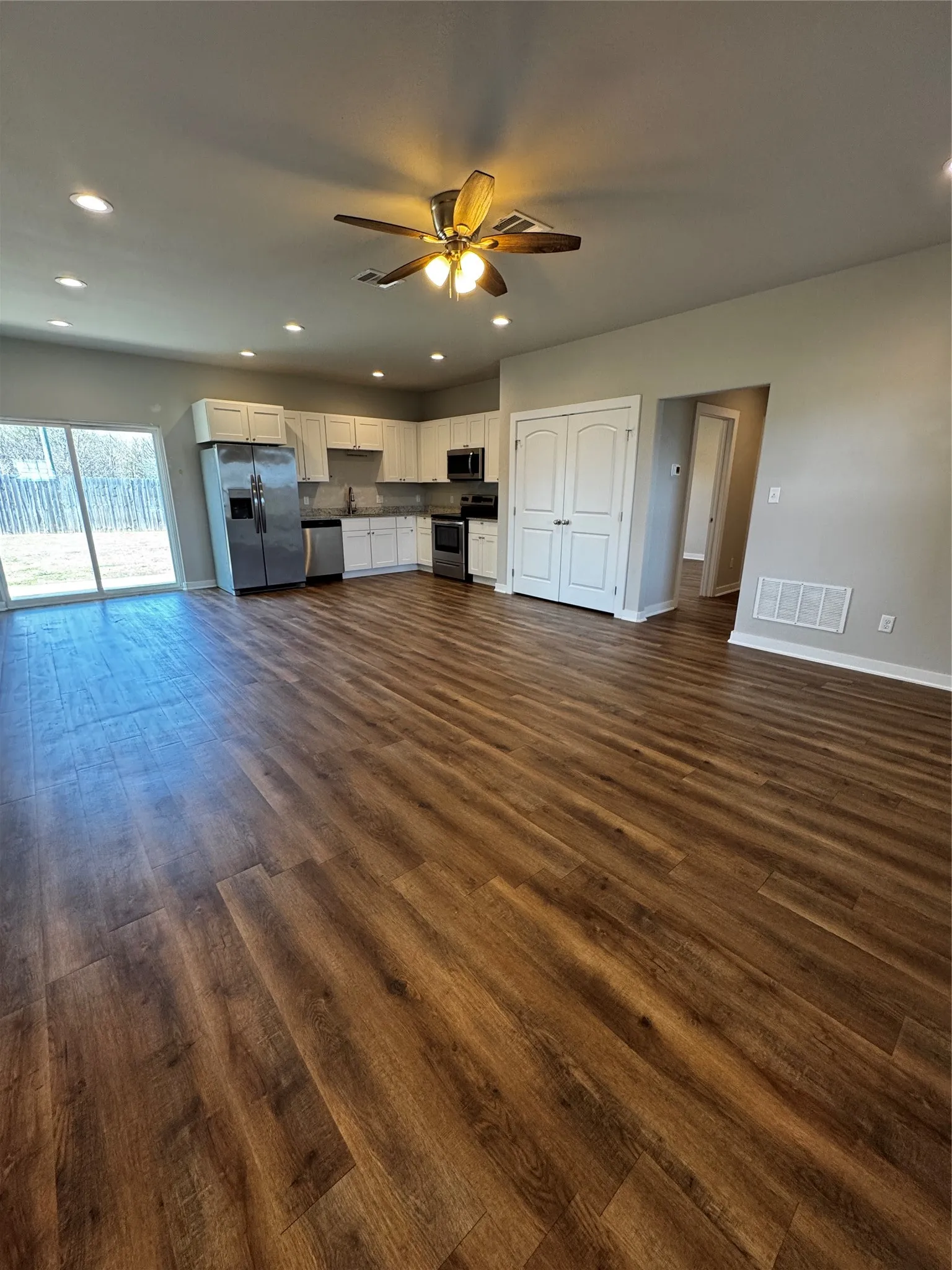 Single Family Residence For Sale in Navarro County , 3828 Skylane Avenue, Corsicana, Texas 75110, 3 Bedroom, 2 Bathroom, 2 Garage spaces, 1,401 Sqft, built in 2022, Preowned, mls#21210213, Real Estate Agent in Corsicana, Homes For Sale in Navarro county, Homes For Sale in Corsicana, Realtor in Corsicana Texas, Real Estate Brokerage Independent Realty Texas, Luminita Cordes Realtor