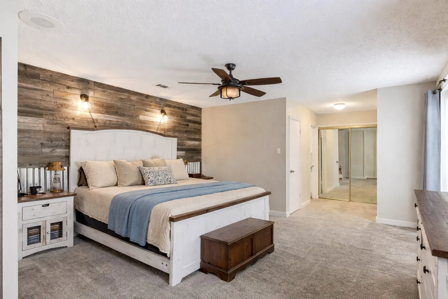 A true retreat at the end of the day. The spacious layout and soft, neutral tones create a calming atmosphere—an easy place to unwind, recharge, and make your own.