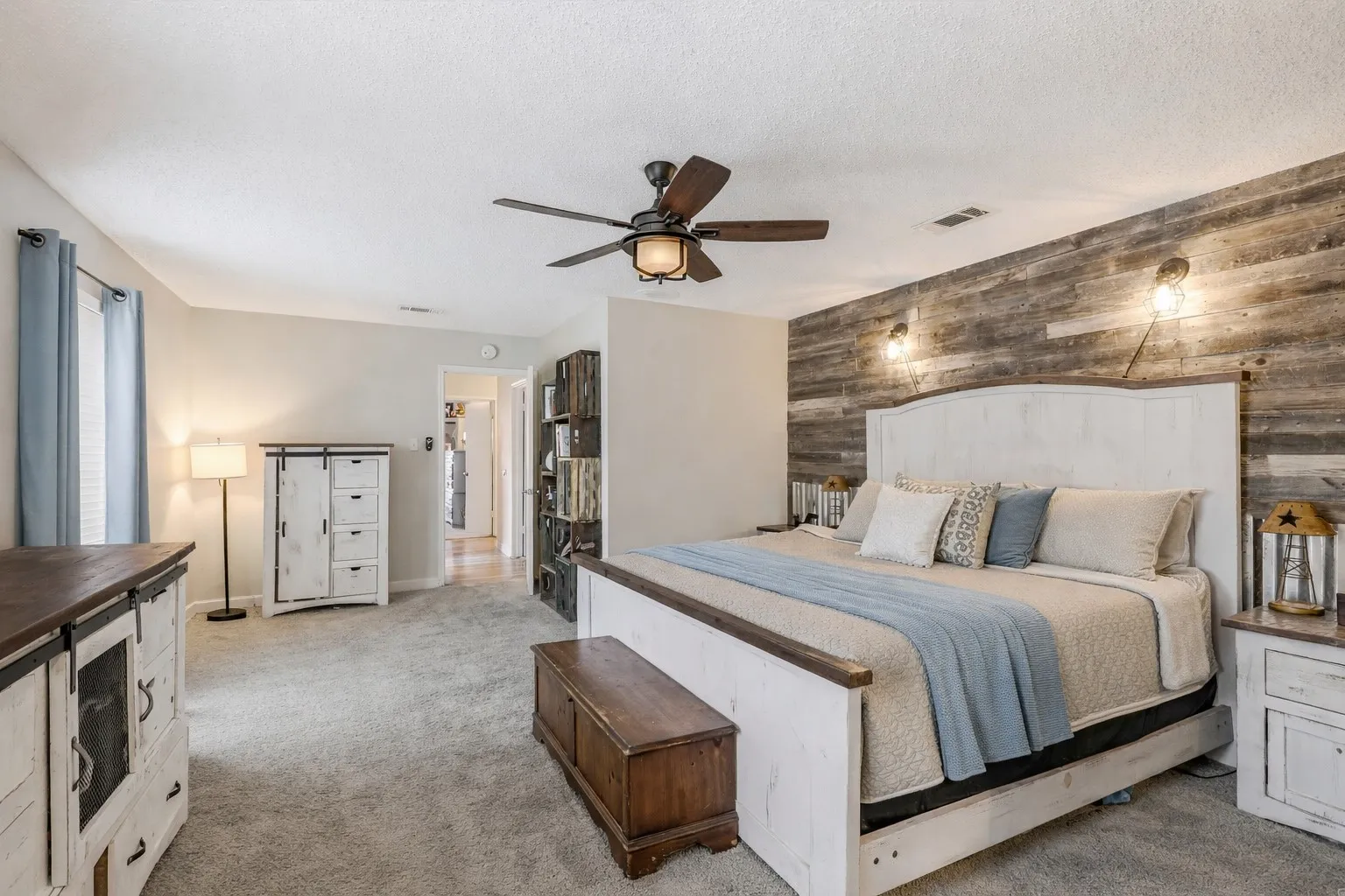 With room to spread out and settle in, this space offers both comfort and flexibility. Whether you prefer minimal and serene or layered and cozy, it adapts to your style.