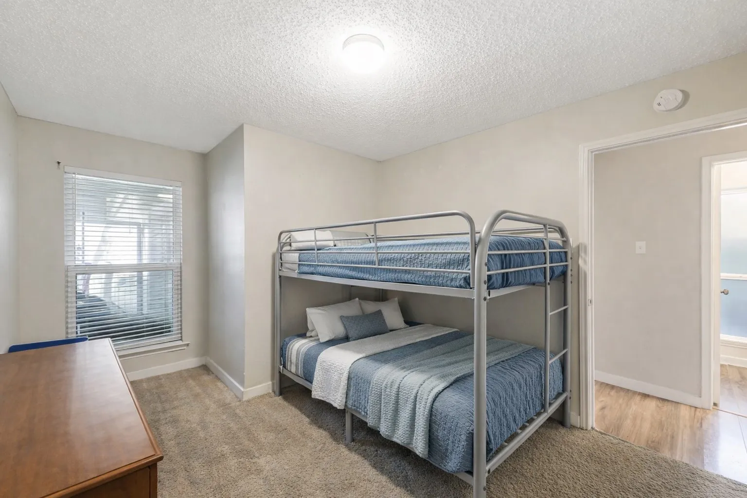A comfortable and versatile space designed to adapt to your needs. Whether it becomes a restful guest room, home office, or creative retreat, the natural light and clean layout make it easy to settle in and make it your own.