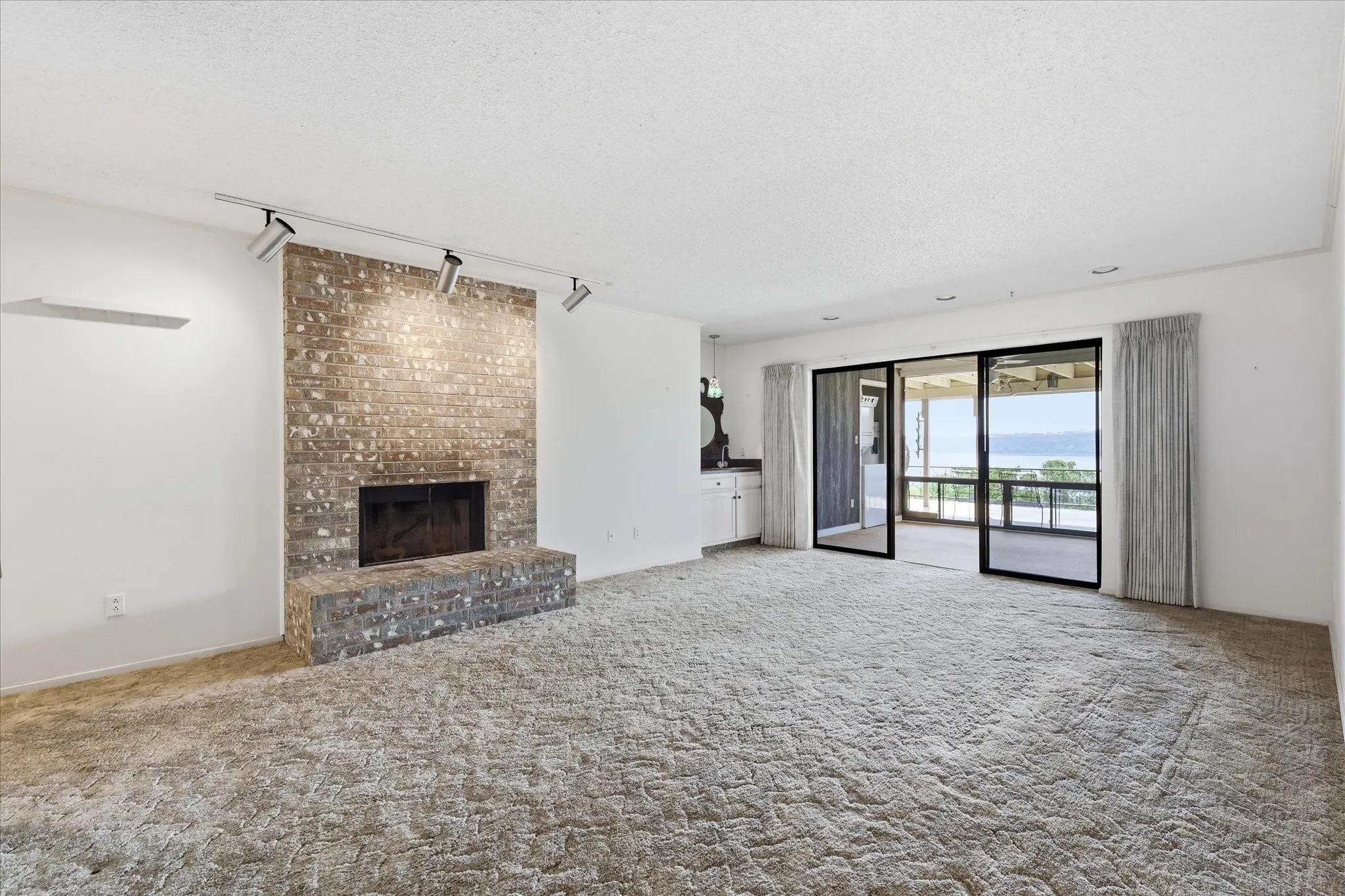 Condominium For Sale in Palo Pinto County , 2002 Mockingbird Bend B-5, Possum Kingdom Lake, Texas 76449, 3 Bedroom, 2 Bathroom, Garage spaces, 1,464 Sqft, built in 1985, Preowned, mls#21201880, Real Estate Agent in Possum Kingdom Lake, Homes For Sale in Palo Pinto county, Homes For Sale in Possum Kingdom Lake, Realtor in Possum Kingdom Lake Texas, Real Estate Brokerage Independent Realty Texas, Luminita Cordes Realtor
