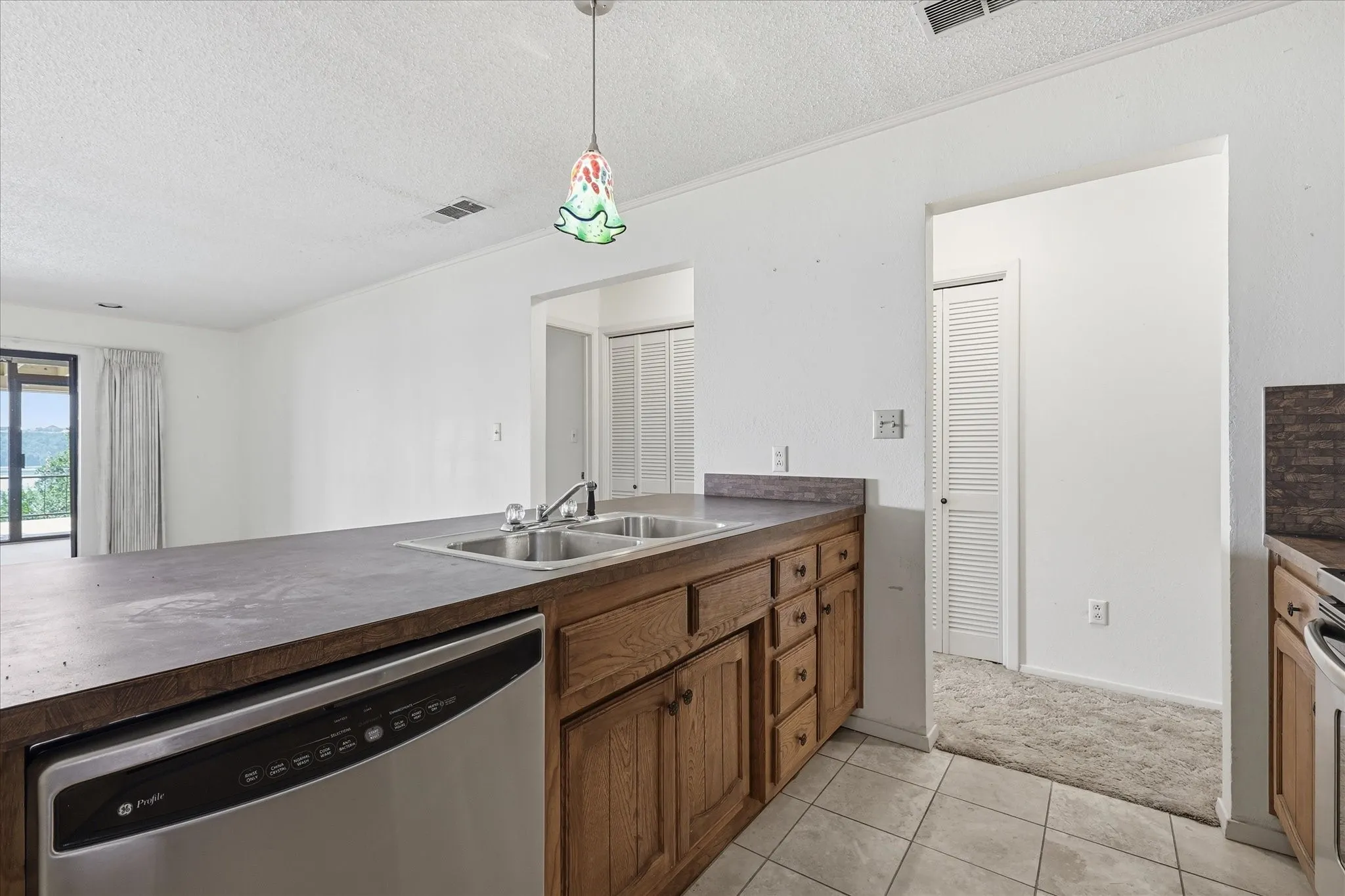 Condominium For Sale in Palo Pinto County , 2002 Mockingbird Bend B-5, Possum Kingdom Lake, Texas 76449, 3 Bedroom, 2 Bathroom, Garage spaces, 1,464 Sqft, built in 1985, Preowned, mls#21201880, Real Estate Agent in Possum Kingdom Lake, Homes For Sale in Palo Pinto county, Homes For Sale in Possum Kingdom Lake, Realtor in Possum Kingdom Lake Texas, Real Estate Brokerage Independent Realty Texas, Luminita Cordes Realtor