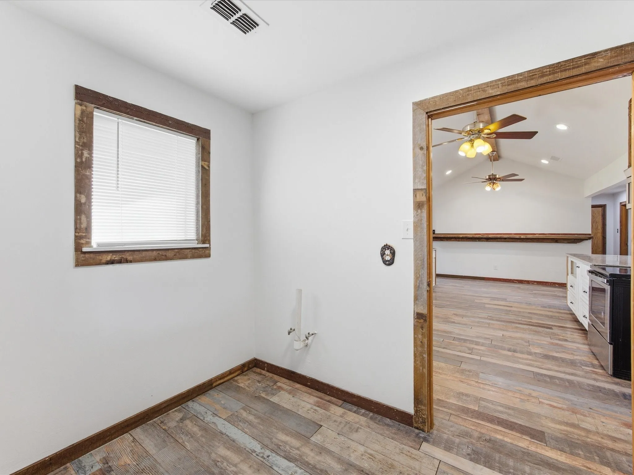 Single Family Residence For Sale in Wood County , 116 County Road 1559, Alba, Texas 75410, 3 Bedroom, 2 Bathroom, Garage spaces, 1,912 Sqft, built in 1987, mls#21214852, Real Estate Agent in Alba, Homes For Sale in Wood county, Homes For Sale in Alba, Realtor in Alba Texas, Real Estate Brokerage Independent Realty Texas, Luminita Cordes Realtor
