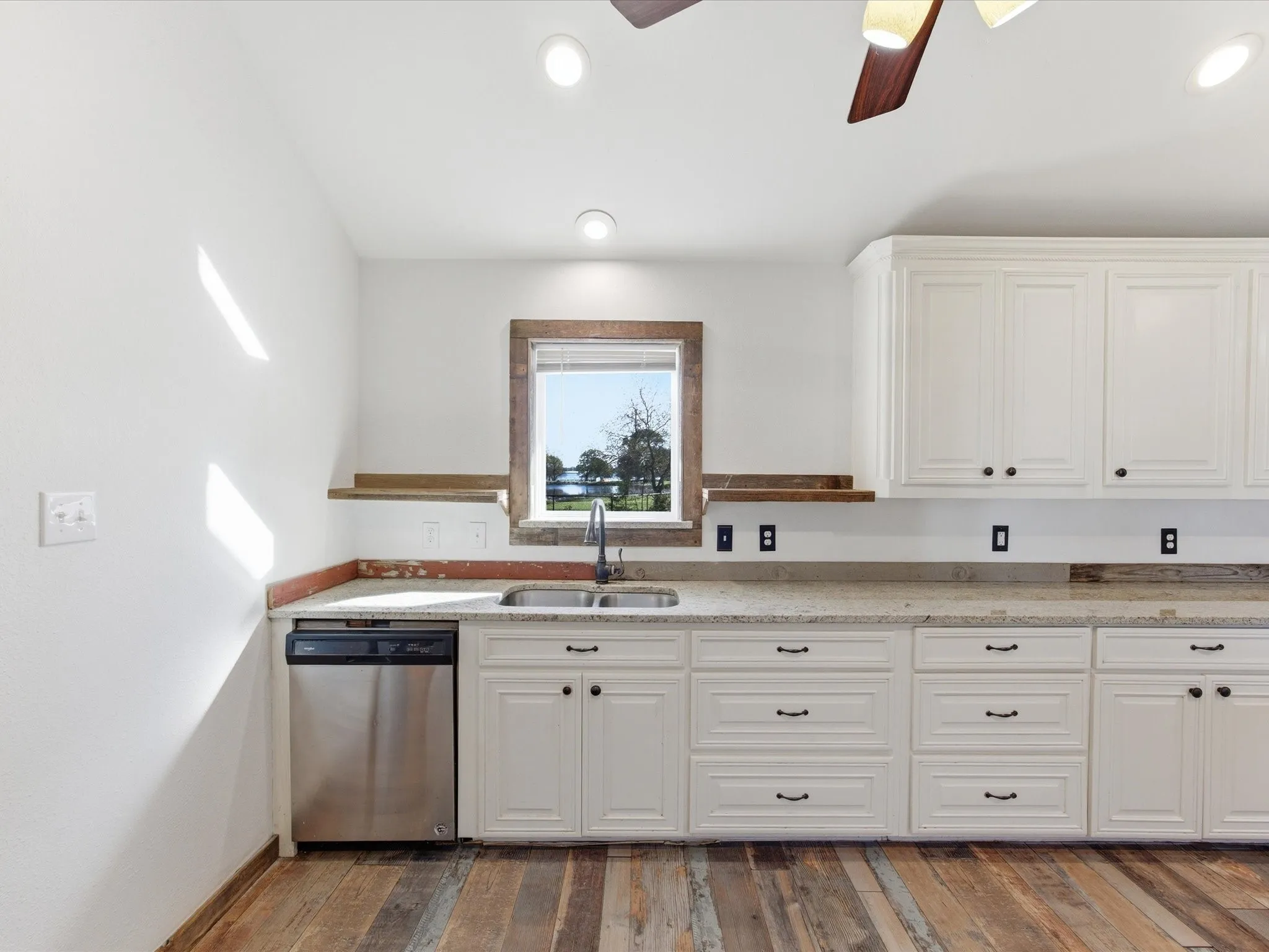 Single Family Residence For Sale in Wood County , 116 County Road 1559, Alba, Texas 75410, 3 Bedroom, 2 Bathroom, Garage spaces, 1,912 Sqft, built in 1987, mls#21214852, Real Estate Agent in Alba, Homes For Sale in Wood county, Homes For Sale in Alba, Realtor in Alba Texas, Real Estate Brokerage Independent Realty Texas, Luminita Cordes Realtor
