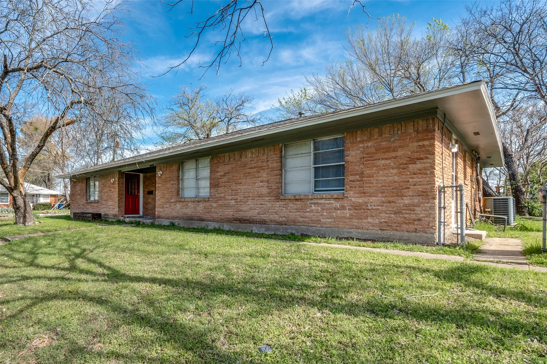 Single Family Residence For Sale in Dallas County , 10000 Olmos Drive, Dallas, Texas 75218, 4 Bedroom, 2 Bathroom, 1 Garage spaces, 2,028 Sqft, built in 1958, mls#21211657, Real Estate Agent in Dallas, Homes For Sale in Dallas county, Homes For Sale in Dallas, Realtor in Dallas Texas, Real Estate Brokerage Independent Realty Texas, Luminita Cordes Realtor