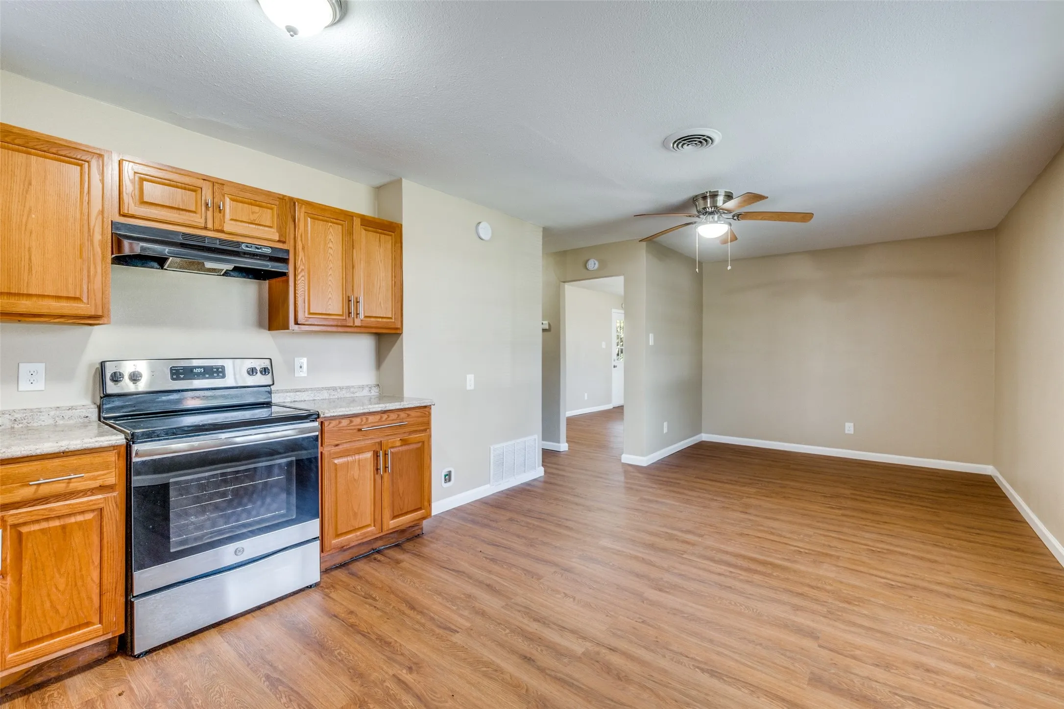 Single Family Residence For Sale in Dallas County , 10000 Olmos Drive, Dallas, Texas 75218, 4 Bedroom, 2 Bathroom, 1 Garage spaces, 2,028 Sqft, built in 1958, mls#21211657, Real Estate Agent in Dallas, Homes For Sale in Dallas county, Homes For Sale in Dallas, Realtor in Dallas Texas, Real Estate Brokerage Independent Realty Texas, Luminita Cordes Realtor