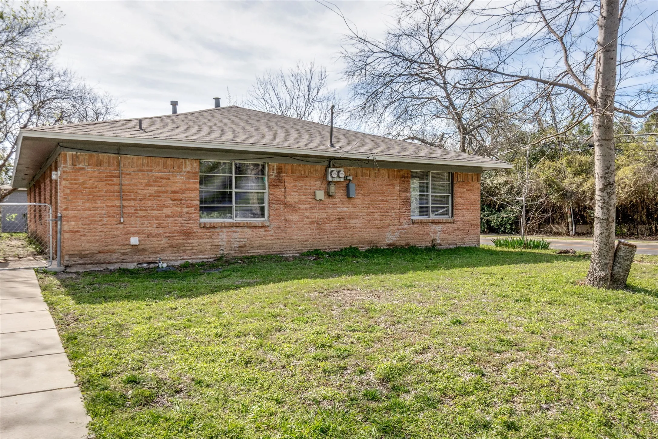 Single Family Residence For Sale in Dallas County , 10000 Olmos Drive, Dallas, Texas 75218, 4 Bedroom, 2 Bathroom, 1 Garage spaces, 2,028 Sqft, built in 1958, mls#21211657, Real Estate Agent in Dallas, Homes For Sale in Dallas county, Homes For Sale in Dallas, Realtor in Dallas Texas, Real Estate Brokerage Independent Realty Texas, Luminita Cordes Realtor