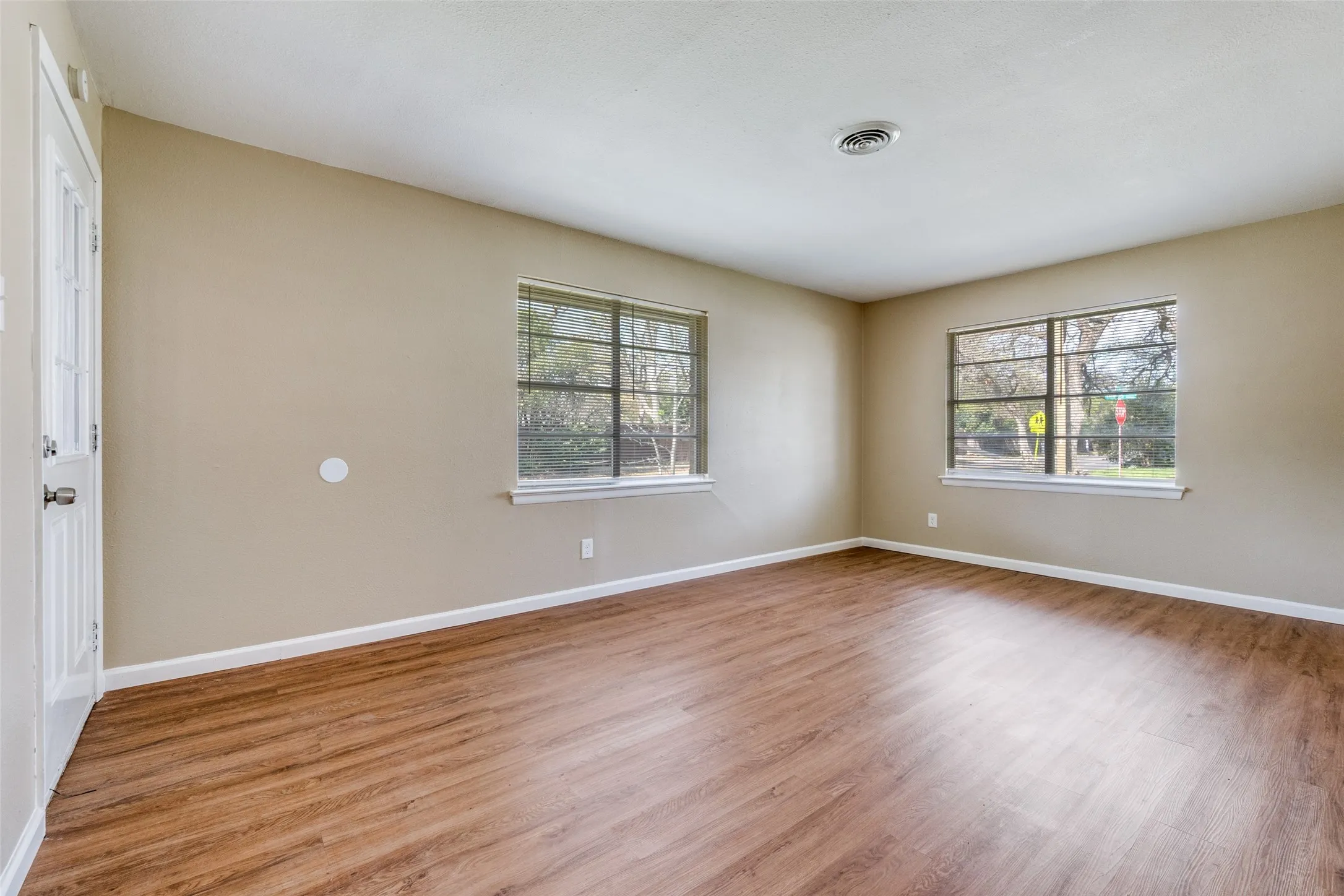 Single Family Residence For Sale in Dallas County , 10000 Olmos Drive, Dallas, Texas 75218, 4 Bedroom, 2 Bathroom, 1 Garage spaces, 2,028 Sqft, built in 1958, mls#21211657, Real Estate Agent in Dallas, Homes For Sale in Dallas county, Homes For Sale in Dallas, Realtor in Dallas Texas, Real Estate Brokerage Independent Realty Texas, Luminita Cordes Realtor