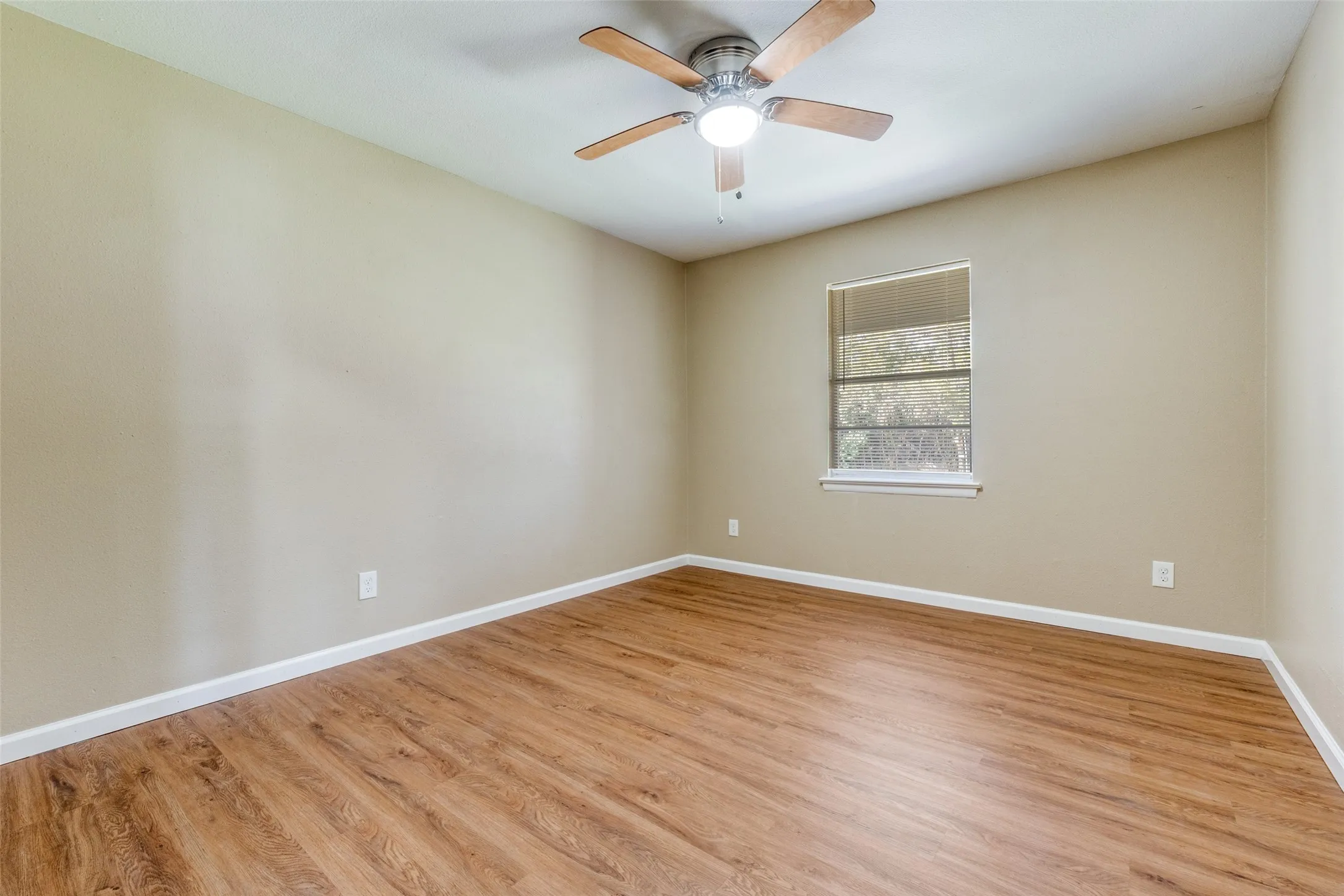 Single Family Residence For Sale in Dallas County , 10000 Olmos Drive, Dallas, Texas 75218, 4 Bedroom, 2 Bathroom, 1 Garage spaces, 2,028 Sqft, built in 1958, mls#21211657, Real Estate Agent in Dallas, Homes For Sale in Dallas county, Homes For Sale in Dallas, Realtor in Dallas Texas, Real Estate Brokerage Independent Realty Texas, Luminita Cordes Realtor
