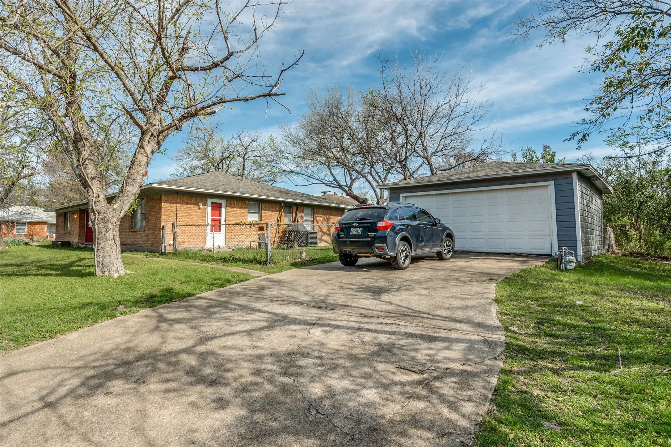 Single Family Residence For Sale in Dallas County , 10000 Olmos Drive, Dallas, Texas 75218, 4 Bedroom, 2 Bathroom, 1 Garage spaces, 2,028 Sqft, built in 1958, mls#21211657, Real Estate Agent in Dallas, Homes For Sale in Dallas county, Homes For Sale in Dallas, Realtor in Dallas Texas, Real Estate Brokerage Independent Realty Texas, Luminita Cordes Realtor