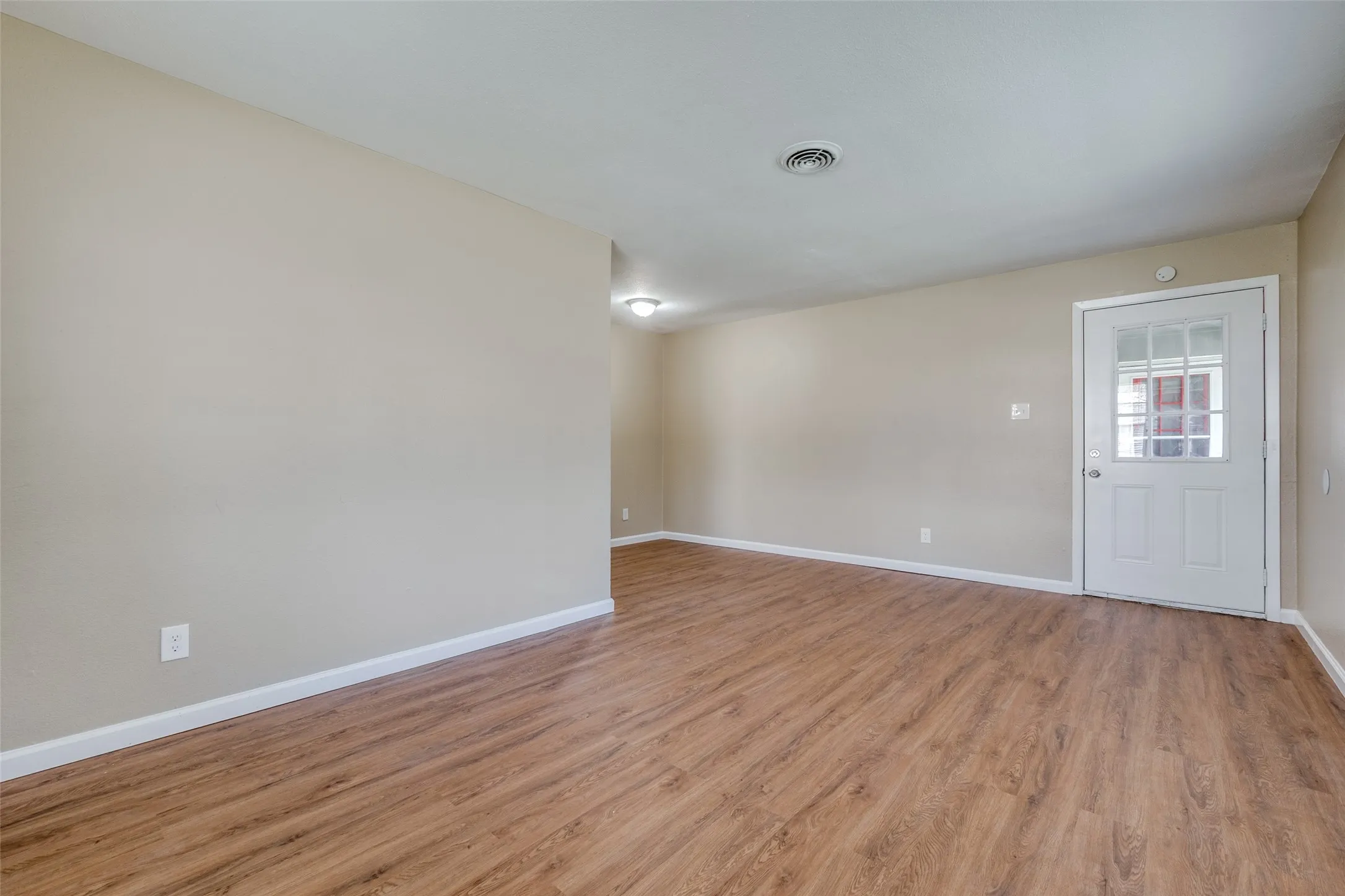 Single Family Residence For Sale in Dallas County , 10000 Olmos Drive, Dallas, Texas 75218, 4 Bedroom, 2 Bathroom, 1 Garage spaces, 2,028 Sqft, built in 1958, mls#21211657, Real Estate Agent in Dallas, Homes For Sale in Dallas county, Homes For Sale in Dallas, Realtor in Dallas Texas, Real Estate Brokerage Independent Realty Texas, Luminita Cordes Realtor
