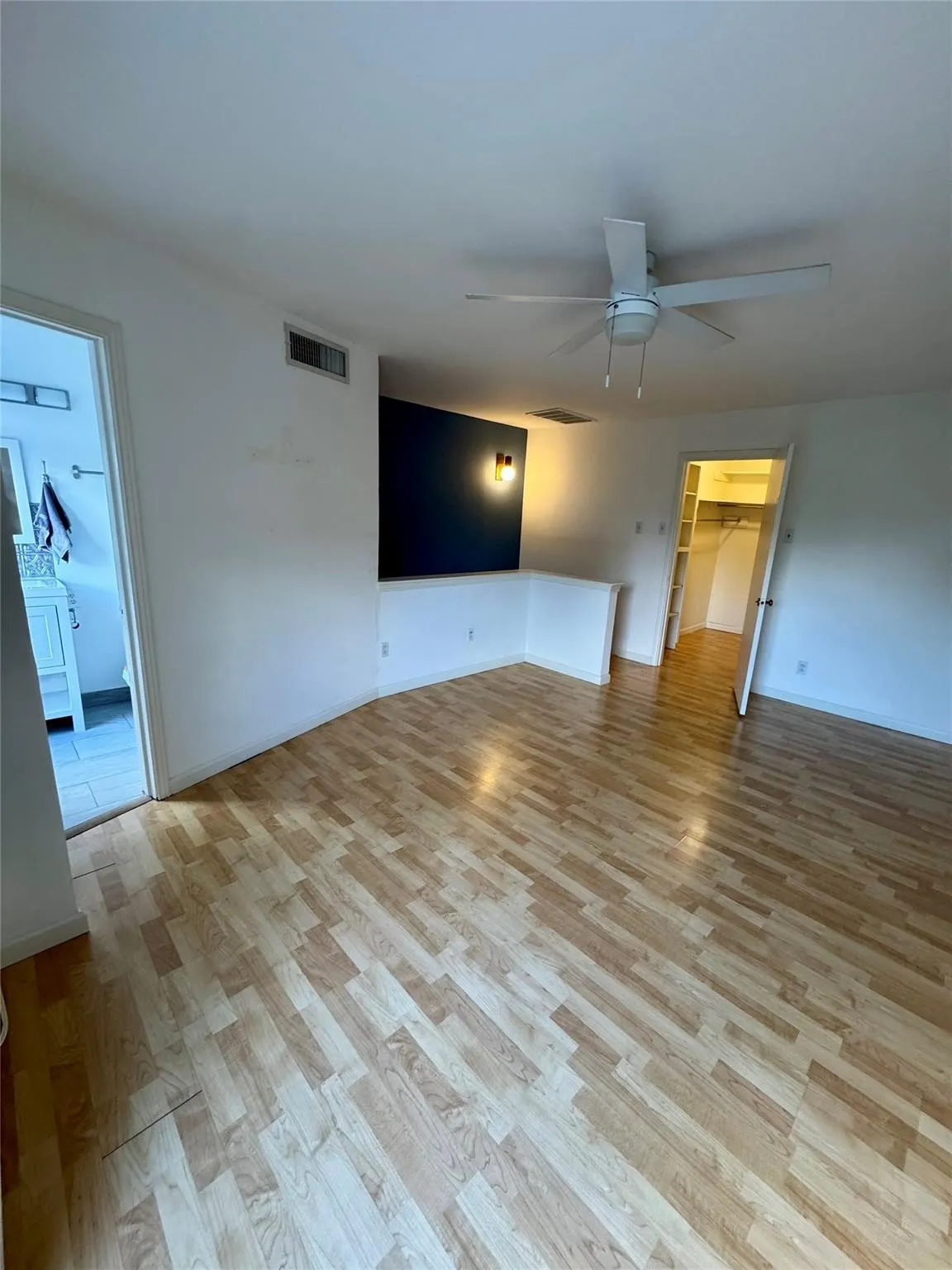 Unfurnished room featuring light wood finished floors and a ceiling fan