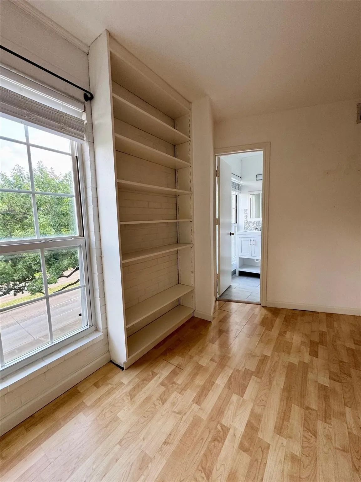 Condominium For Sale in Dallas County , 7801 Royal Lane, Dallas, Texas 75230, 1 Bedroom, 2 Bathrooms, Garage spaces, 782 Sqft, built in 1965, Price $134,000, mls#21214967, Real Estate Agent in Dallas, Homes For Sale in Dallas county, Homes For Sale in Dallas, Realtor in Dallas Texas, Real Estate Brokerage Independent Realty Texas, Luminita Cordes Realtor
