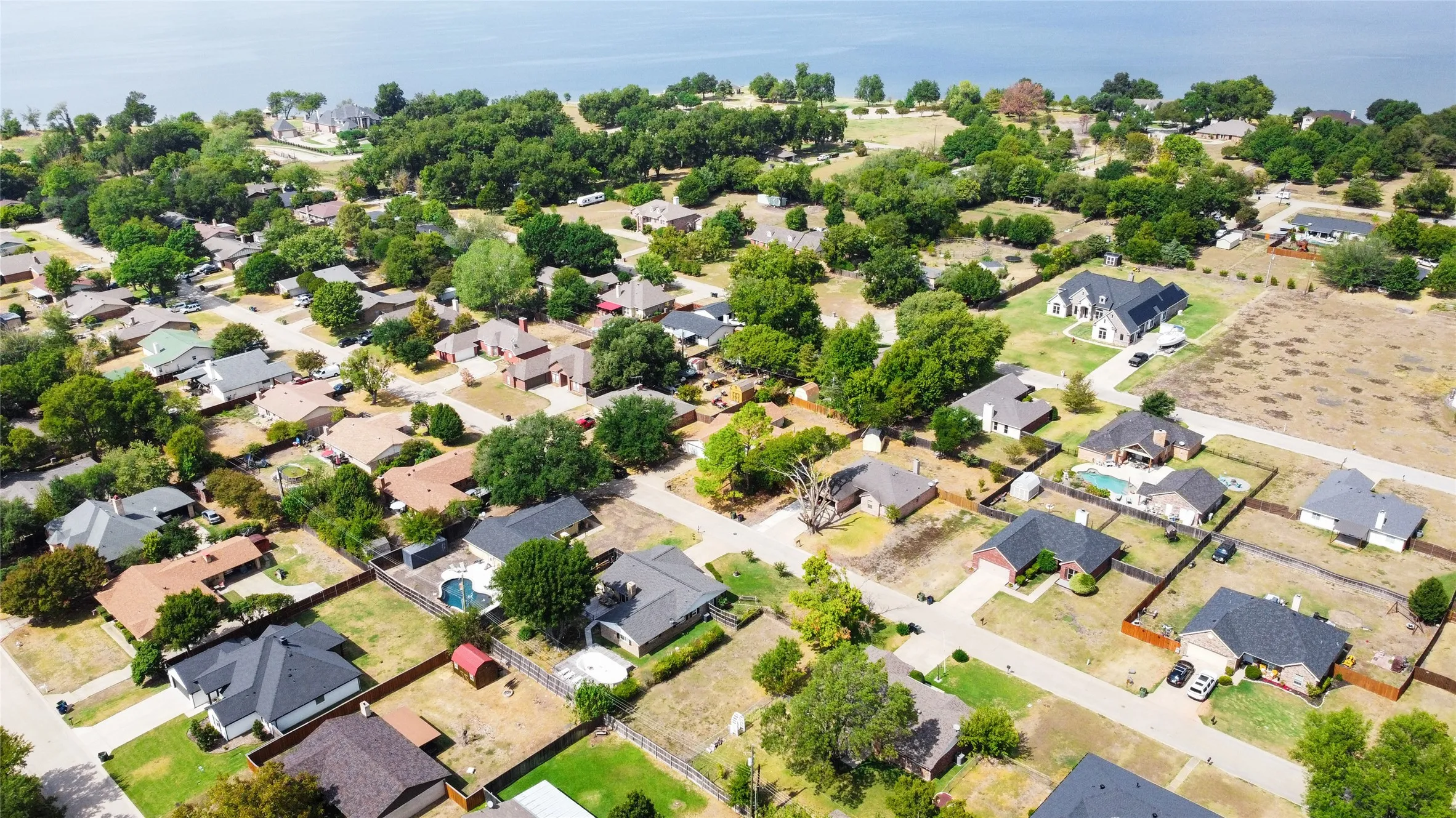 Single Family Residence For Sale in Rockwall County , 110 Gregory Drive, Heath, Texas 75032, 3 Bedroom, 2 Bathroom, 2 Garage spaces, 1,656 Sqft, built in 1980, Preowned, mls#21214977, Real Estate Agent in Heath, Homes For Sale in Rockwall county, Homes For Sale in Heath, Realtor in Heath Texas, Real Estate Brokerage Independent Realty Texas, Luminita Cordes Realtor